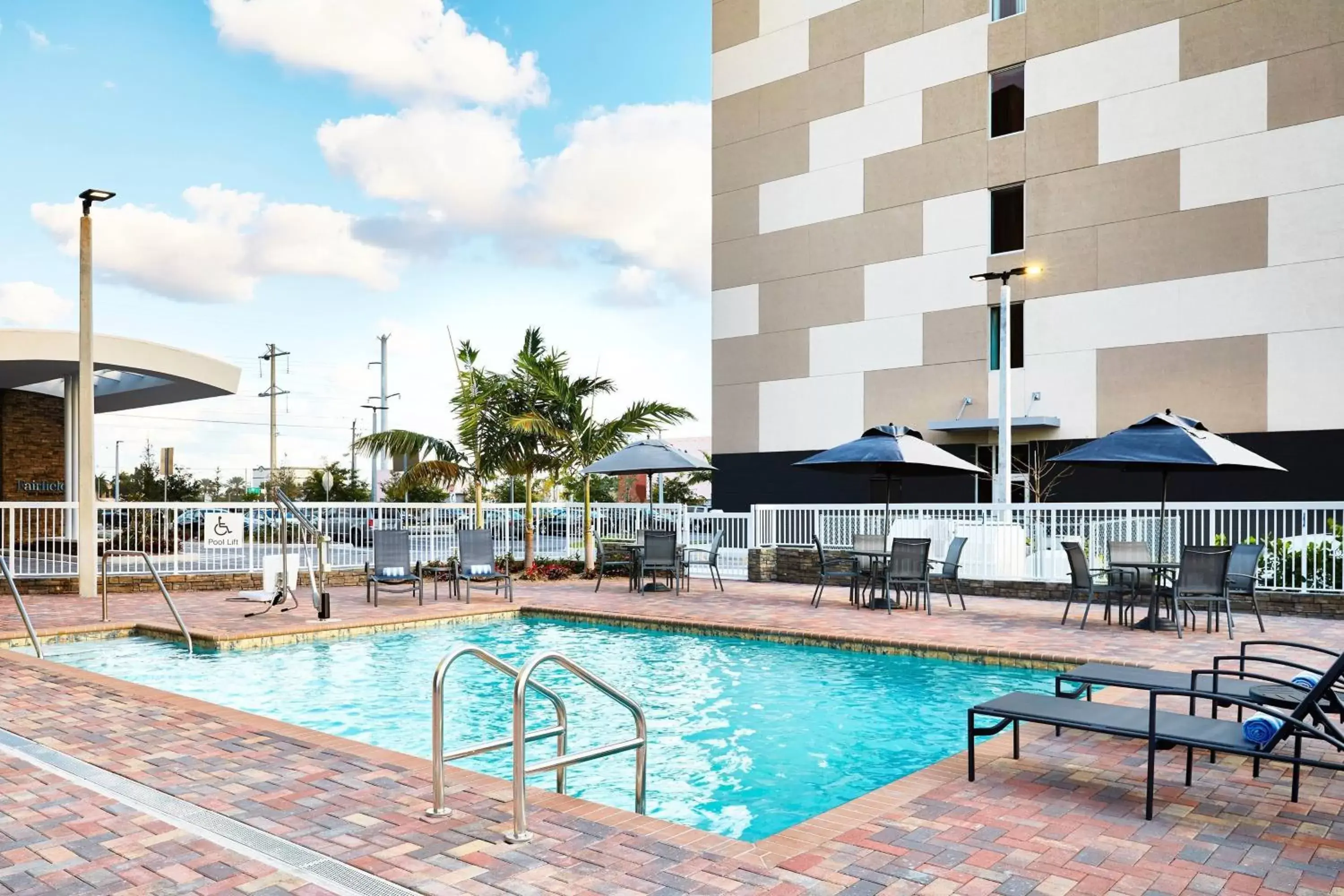 Swimming Pool in Fairfield Inn & Suites by Marriott Miami Airport West/Doral