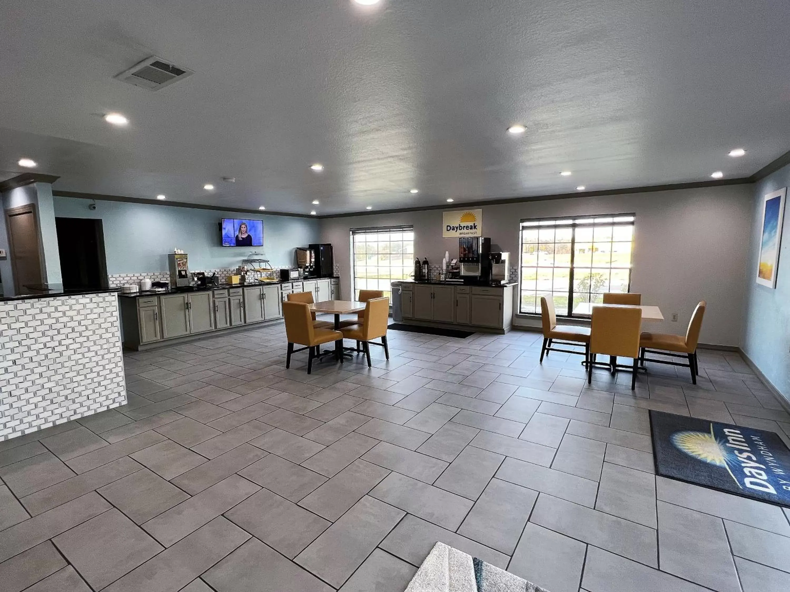 Lobby or reception, Restaurant/Places to Eat in Days Inn & Suites by Wyndham - Canton First Monday Trade Days