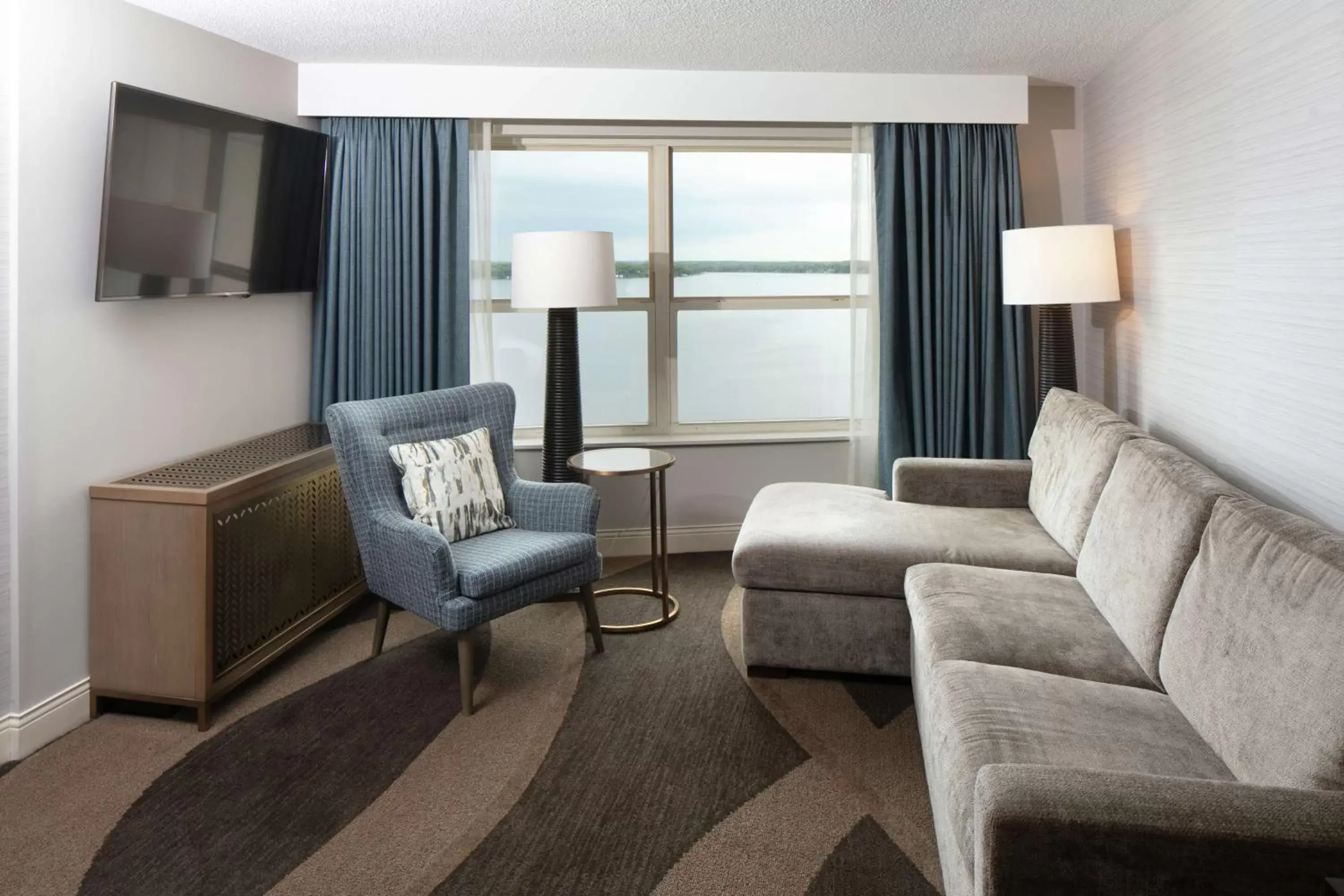 Bedroom, Seating Area in Hilton Madison Monona Terrace