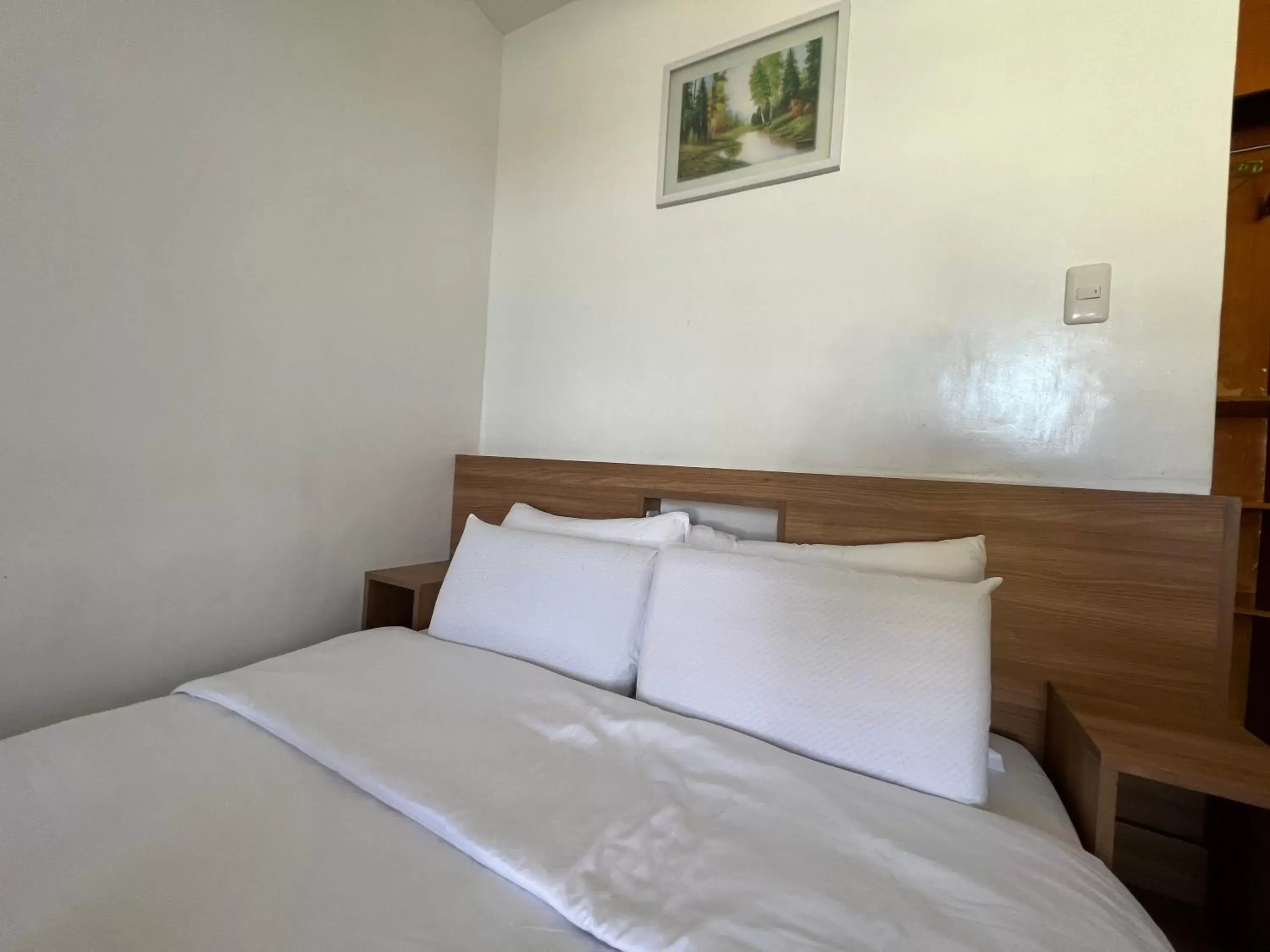 Budget Double Room in Ging-Ging Hotel And Resort Budget Double Room in Ging-Ging Hotel And Resort
