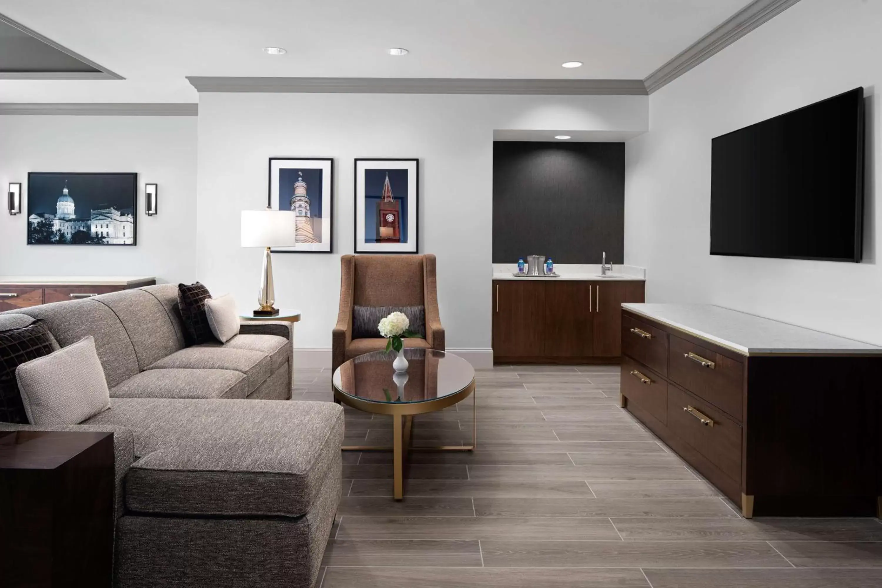 Living room in Hilton Indianapolis Hotel & Suites Living room in Hilton Indianapolis Hotel & Suites