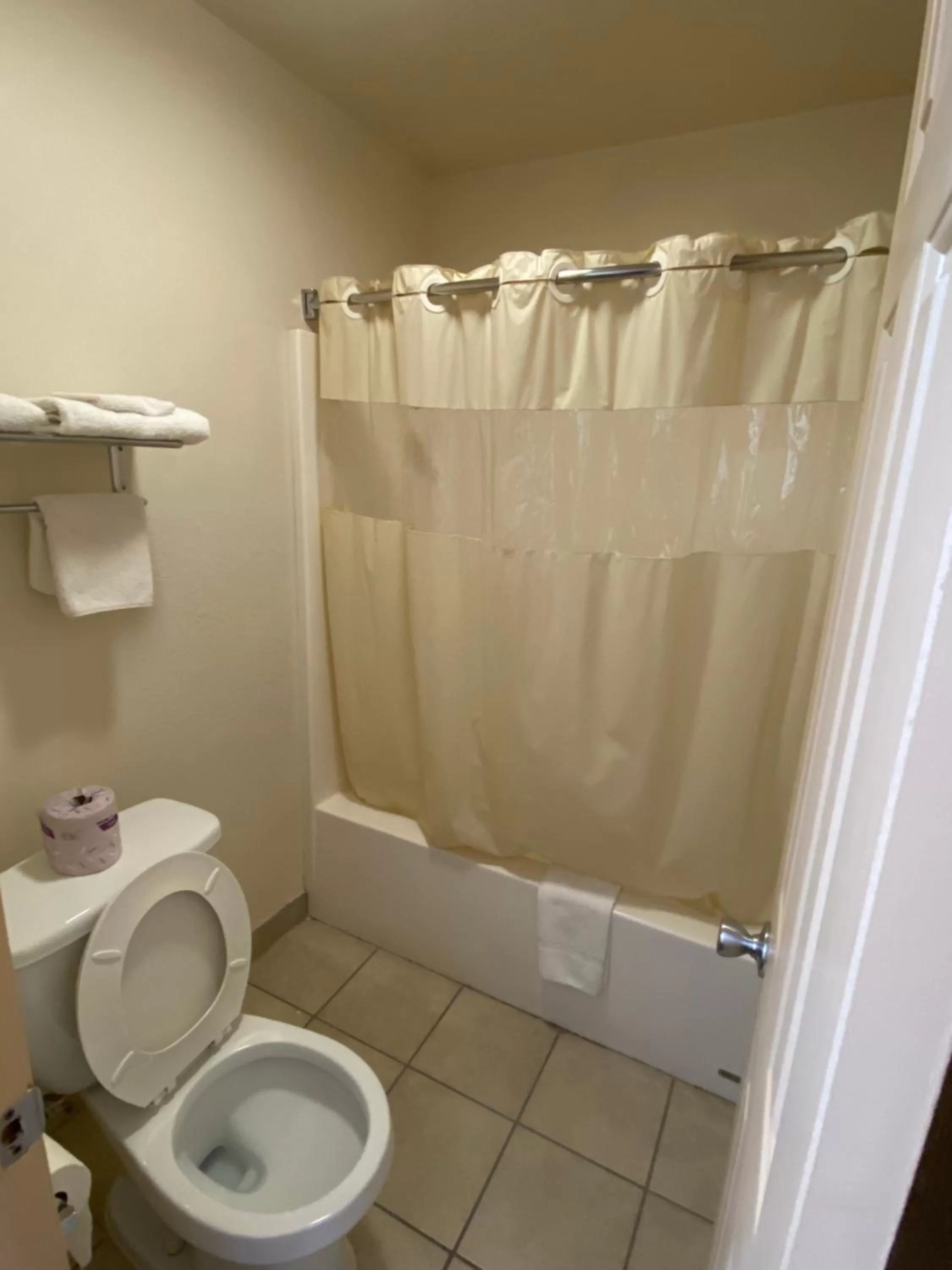 Bathroom in El Rancho Motel