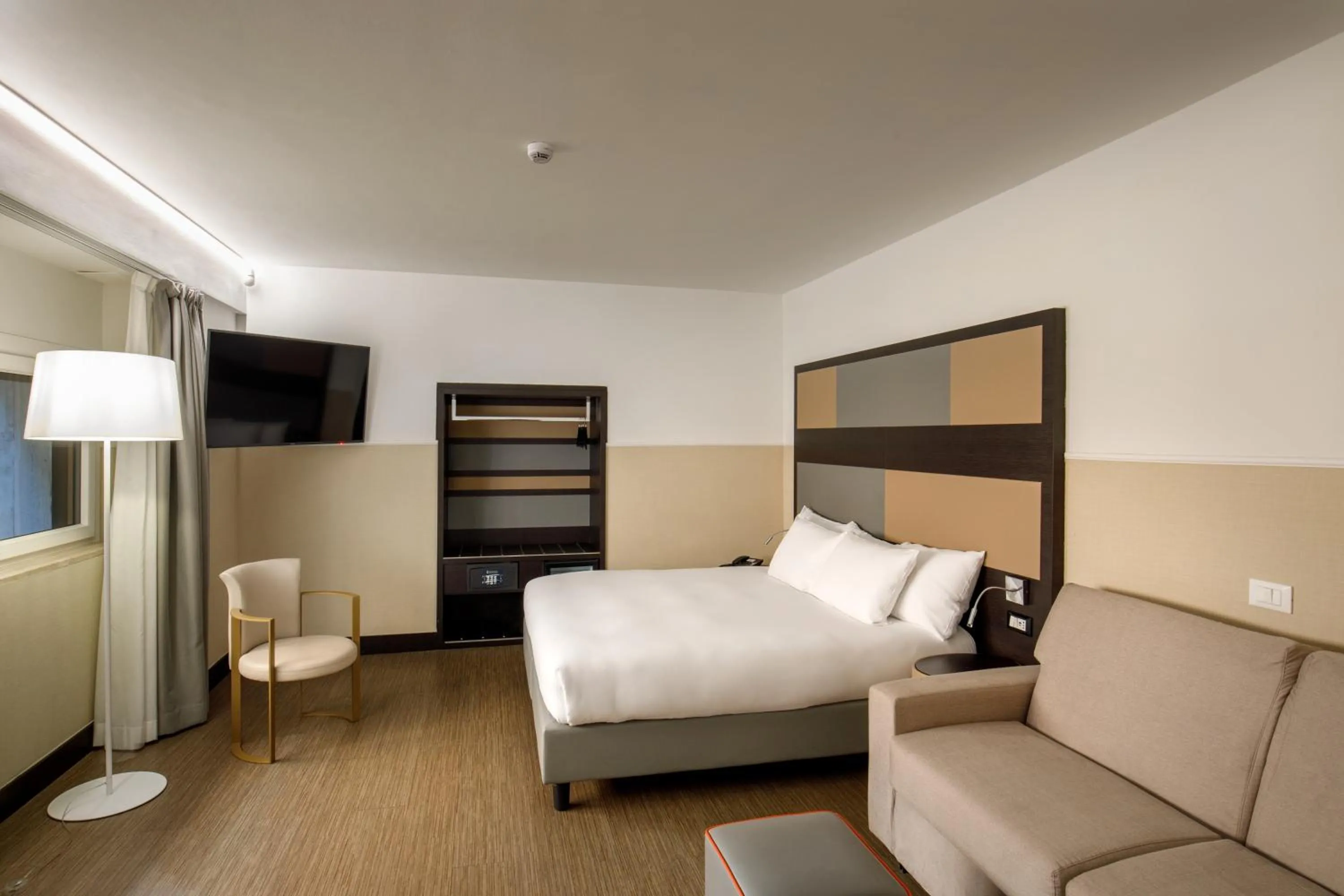 Bedroom, Bed in Cosmopolita Hotel Rome, Tapestry Collection by Hilton