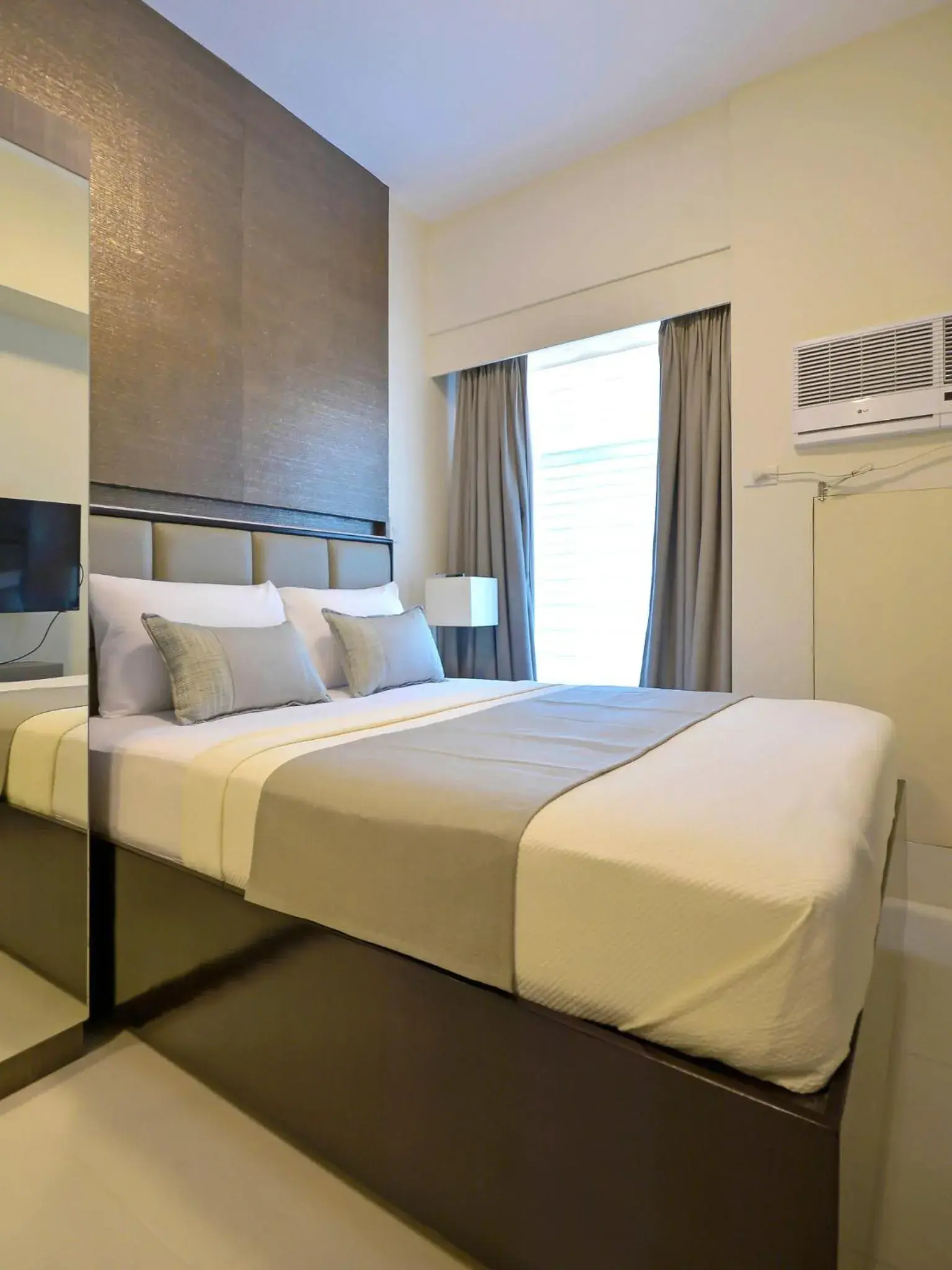 Bedroom, Bed in Currency Serviced Suites