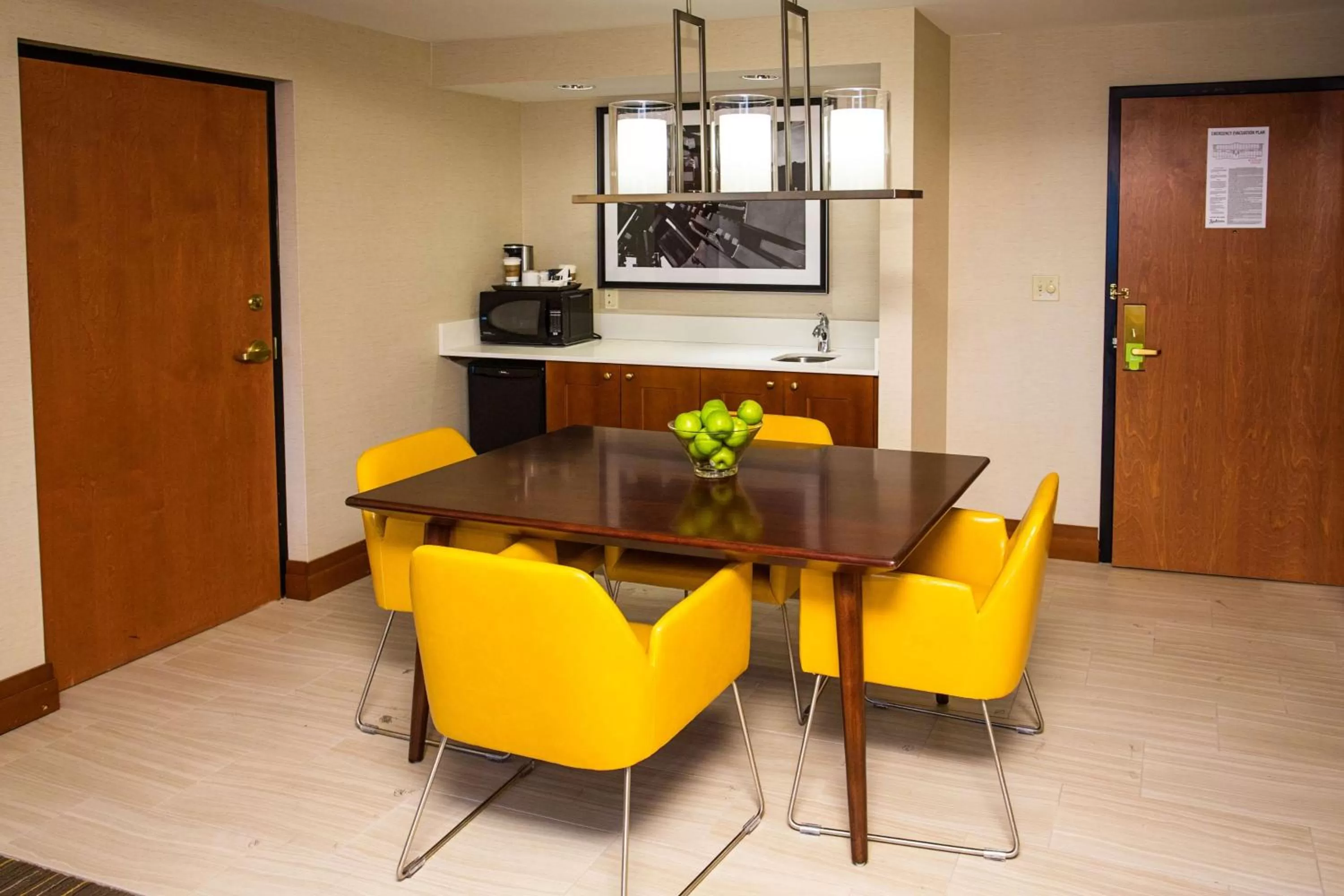 Photo of the whole room in Wyndham Moline on John Deere Commons