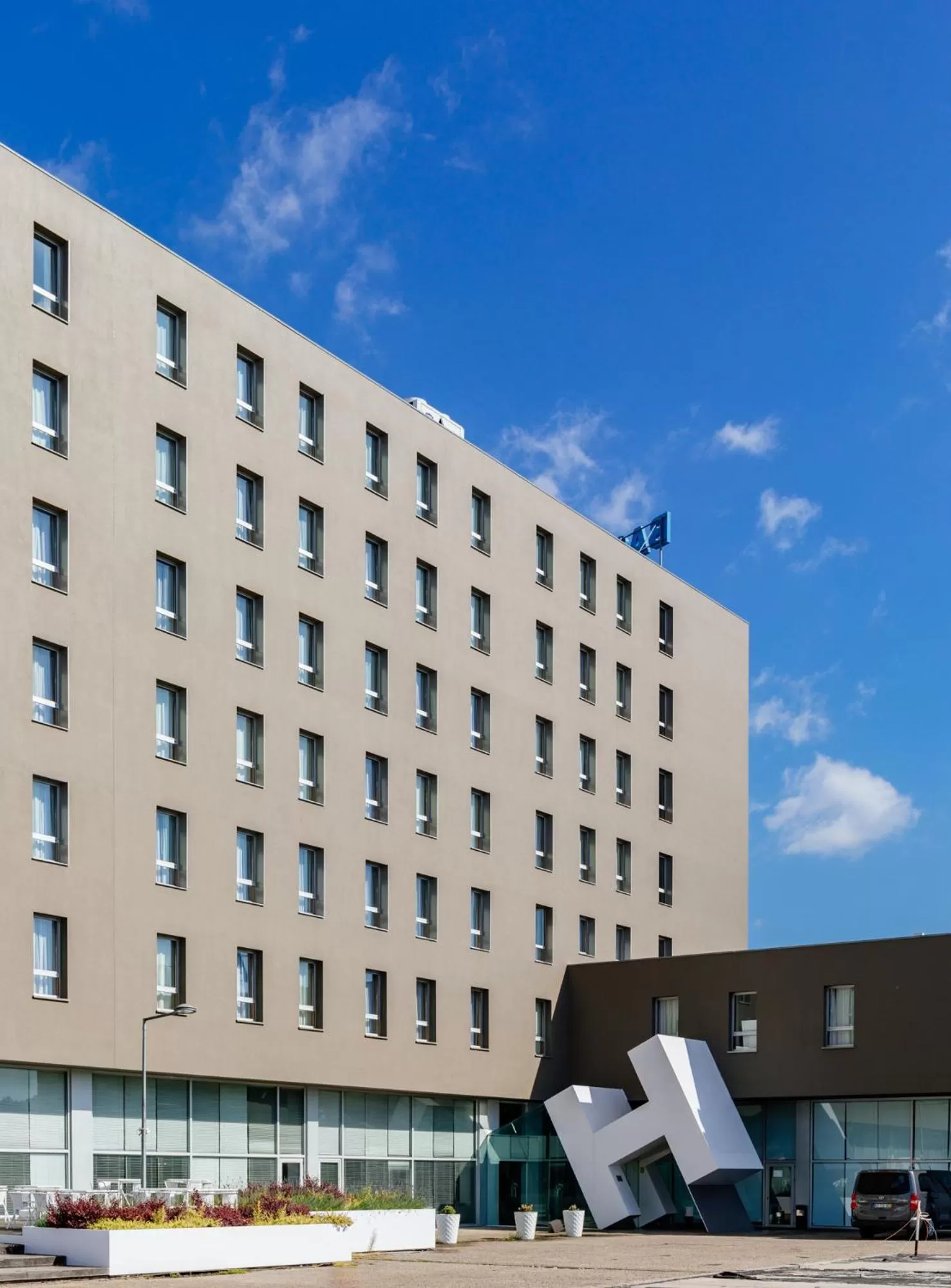 Property building in Basic Braga by Axis