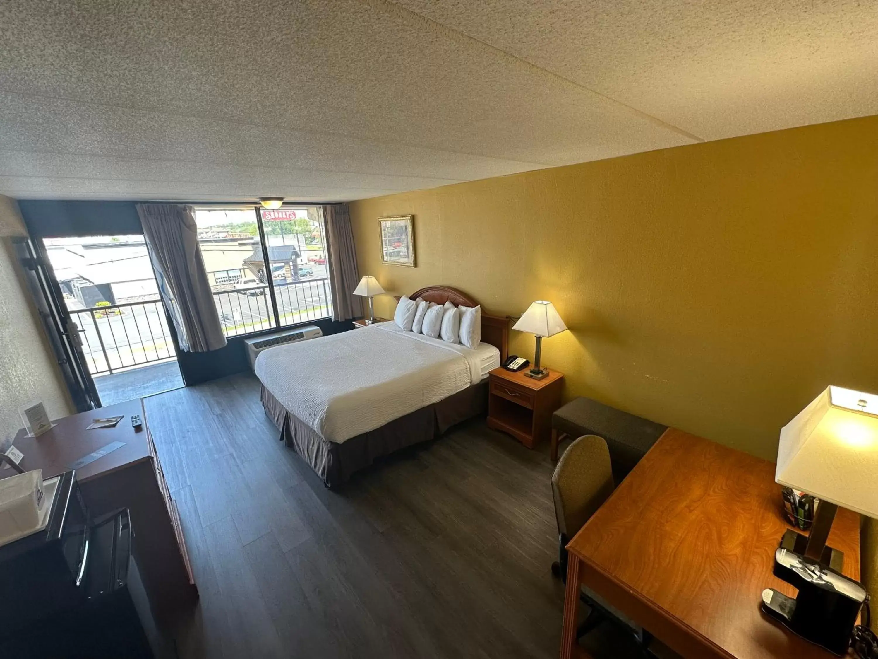 Photo of the whole room, Bed in Days Inn & Suites by Wyndham Pigeon Forge