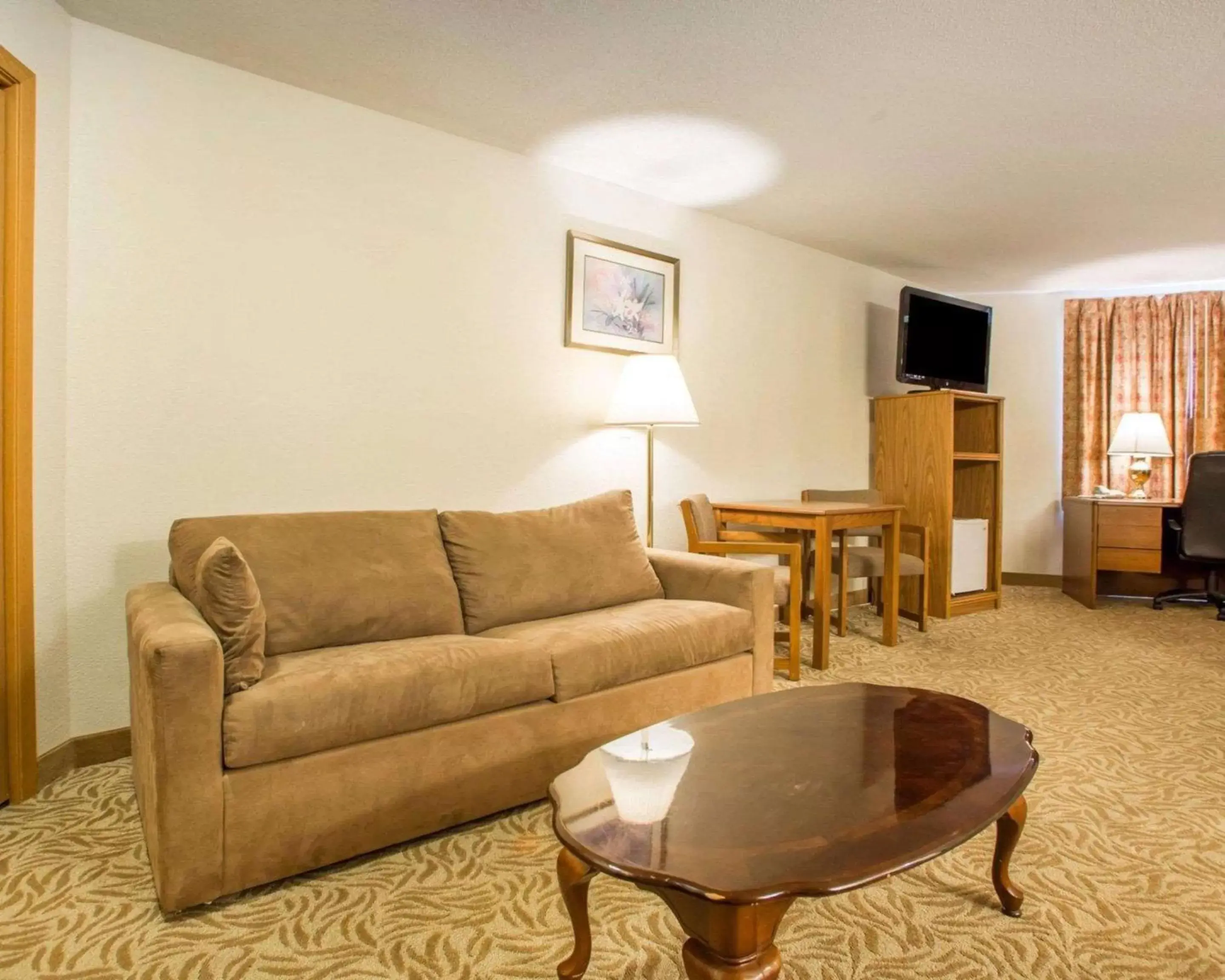 Photo of the whole room, Seating Area in Econo Lodge Inn & Suites Stevens Point