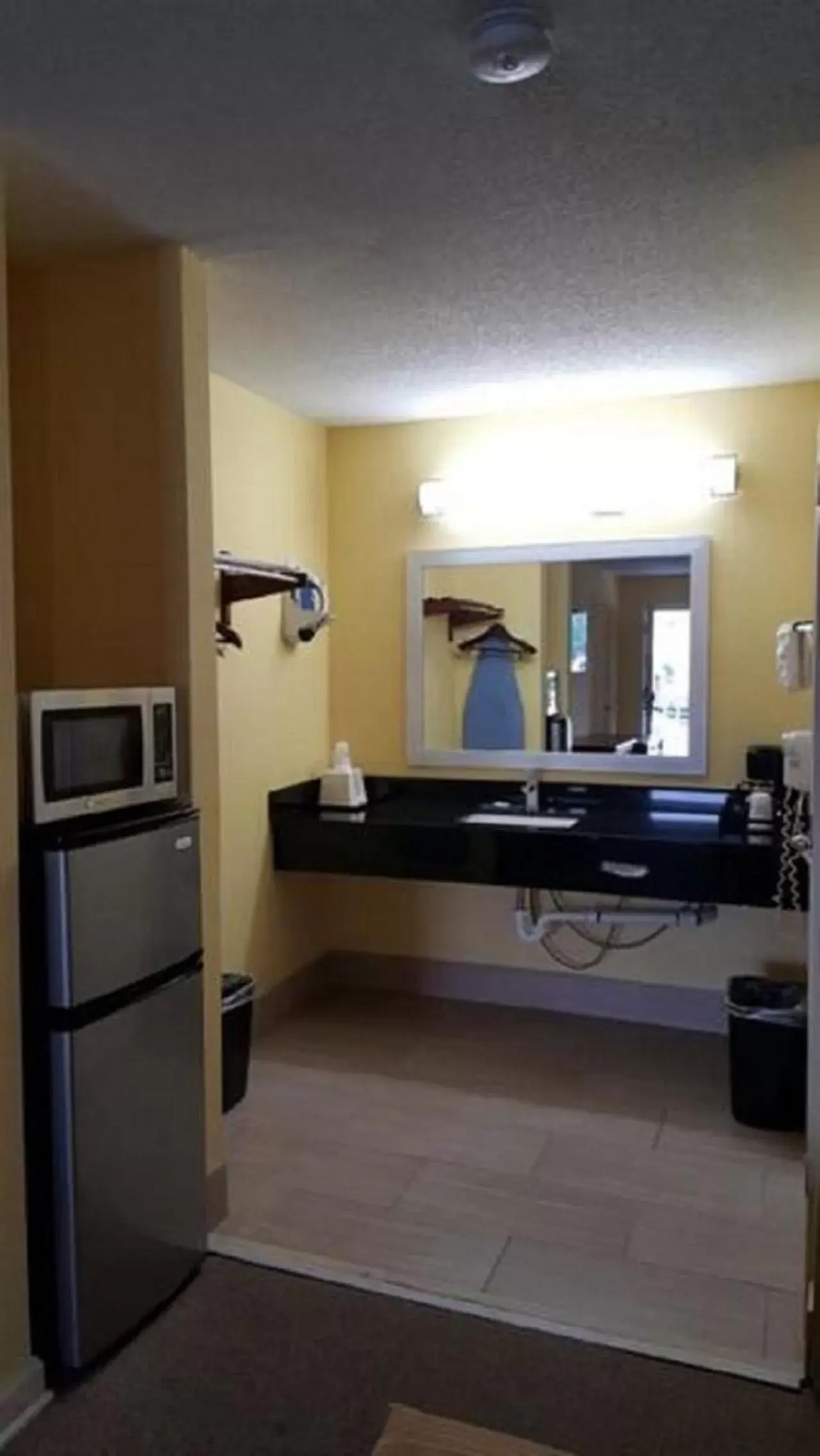 Bathroom, Kitchen/Kitchenette in Loyalty Inn Hawkinsville