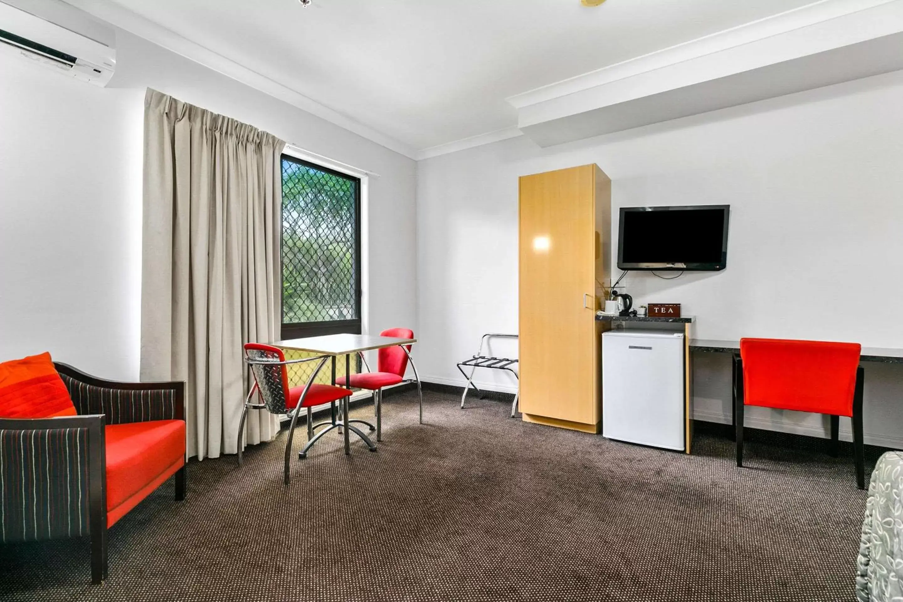 Photo of the whole room, TV/Entertainment Center in Comfort Inn Parklands Calliope