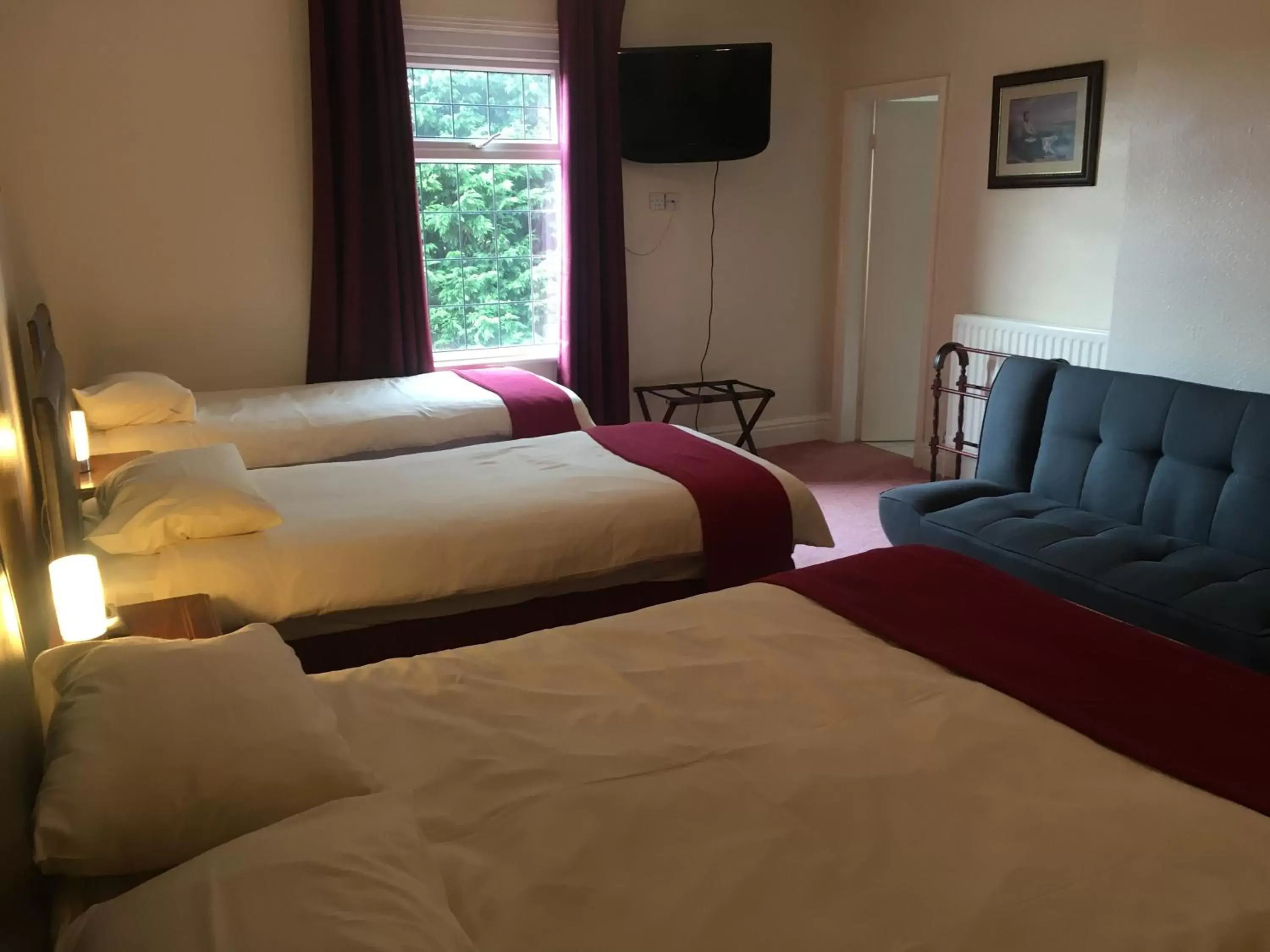 Bedroom, Bed in Holly Trees Hotel