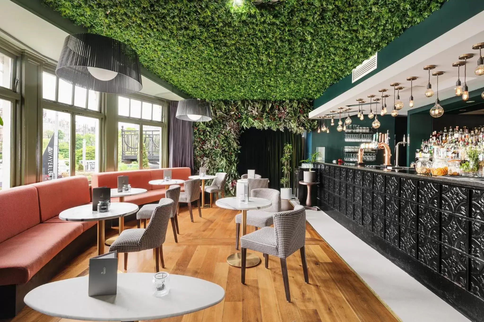 Lounge or bar, Restaurant/Places to Eat in Hotel Indigo - Edinburgh - Princes Street, an IHG Hotel