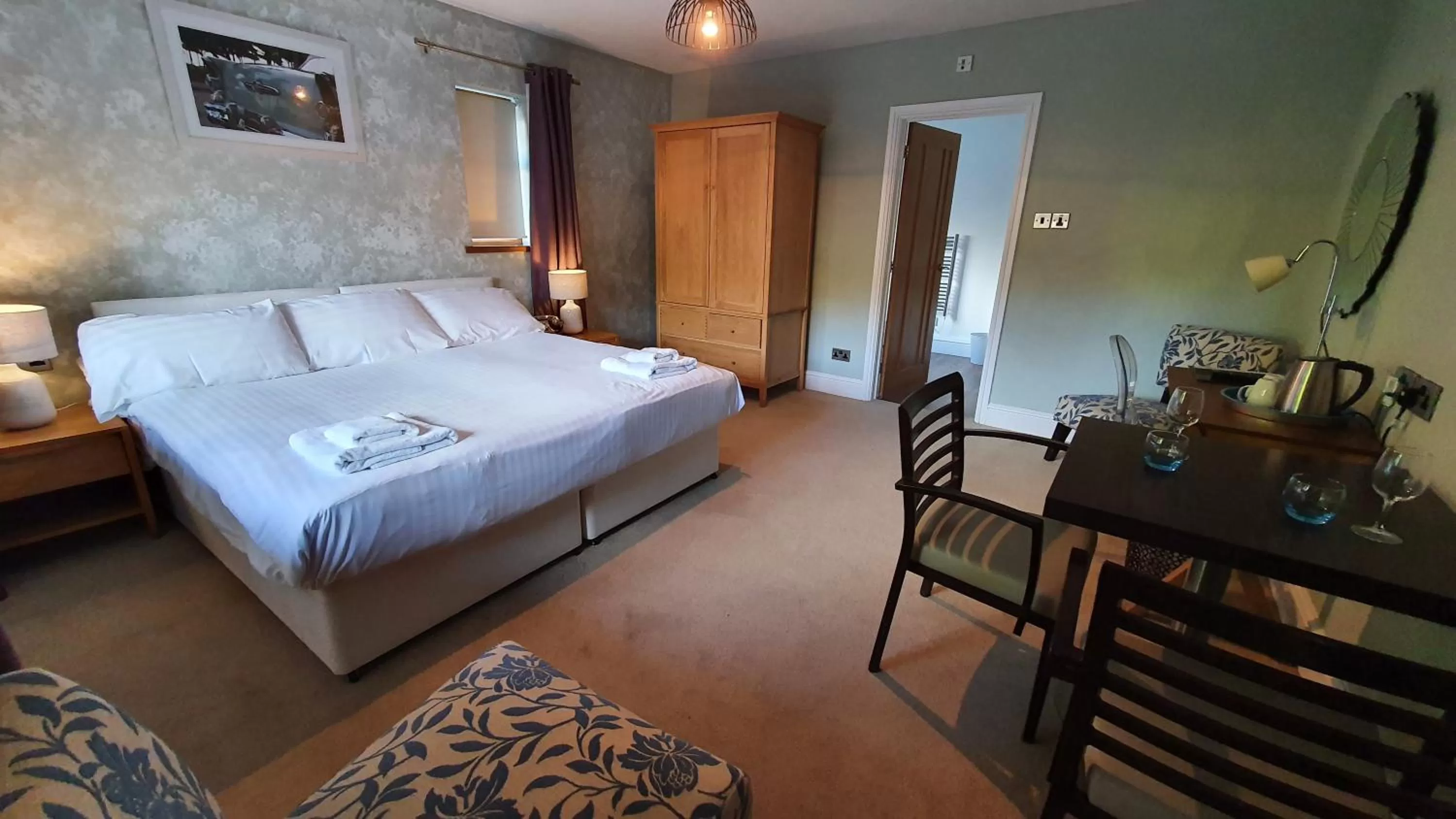 Photo of the whole room, Bed in The Gower Hotel