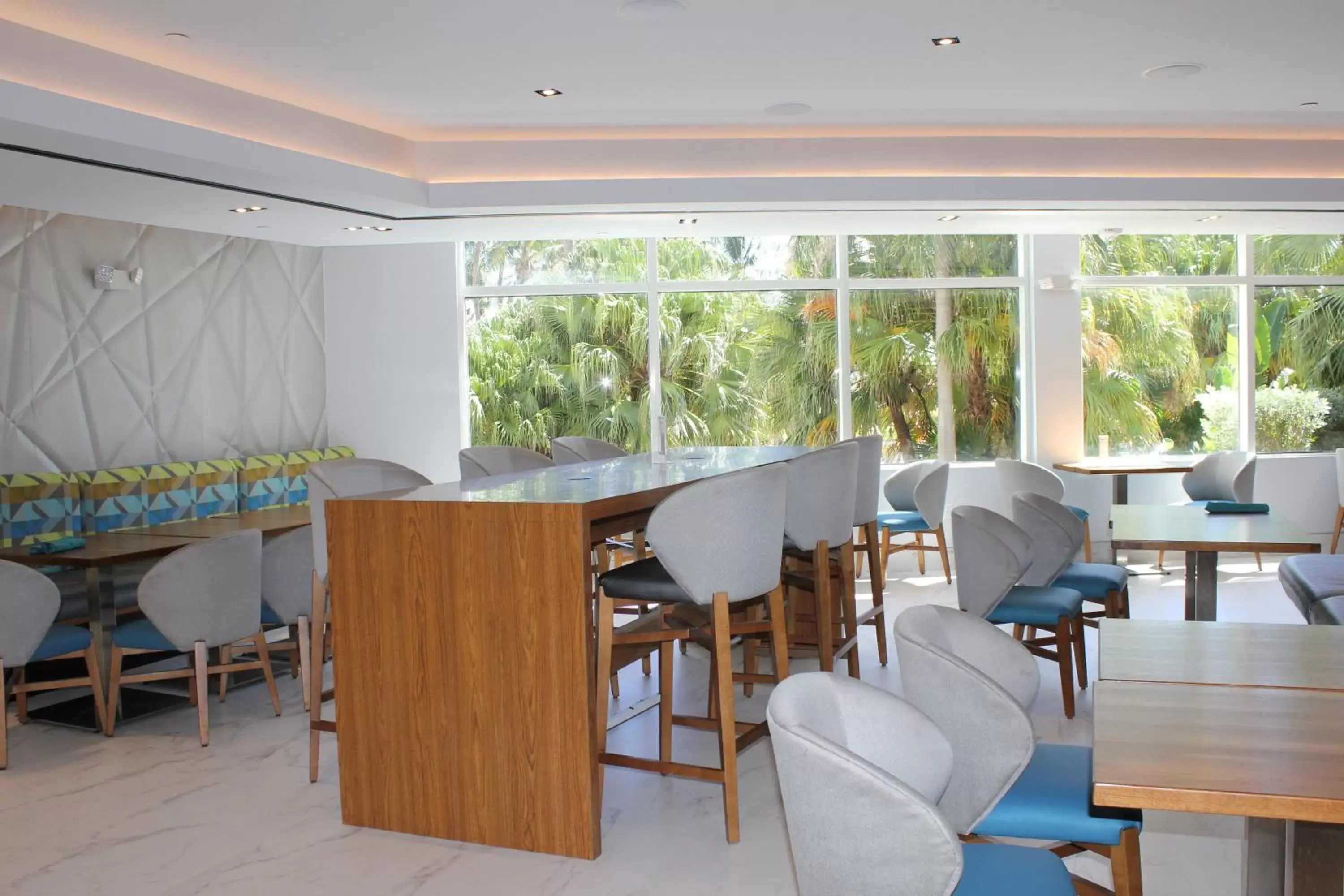 Restaurant/Places to Eat in Holiday Inn Miami Beach-Oceanfront, an IHG Hotel