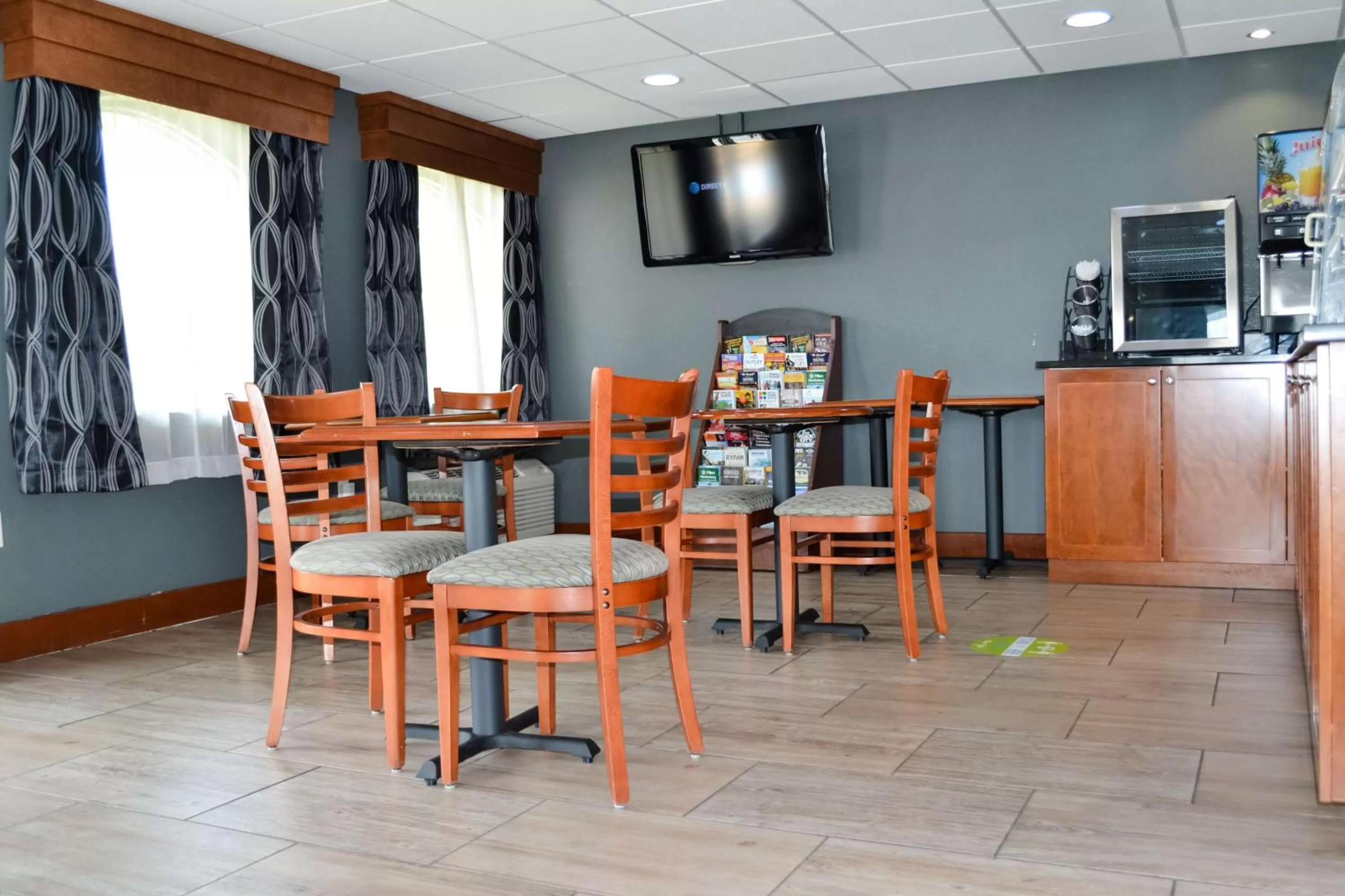 Restaurant/places to eat in SureStay Hotel by Best Western Bowling Green North