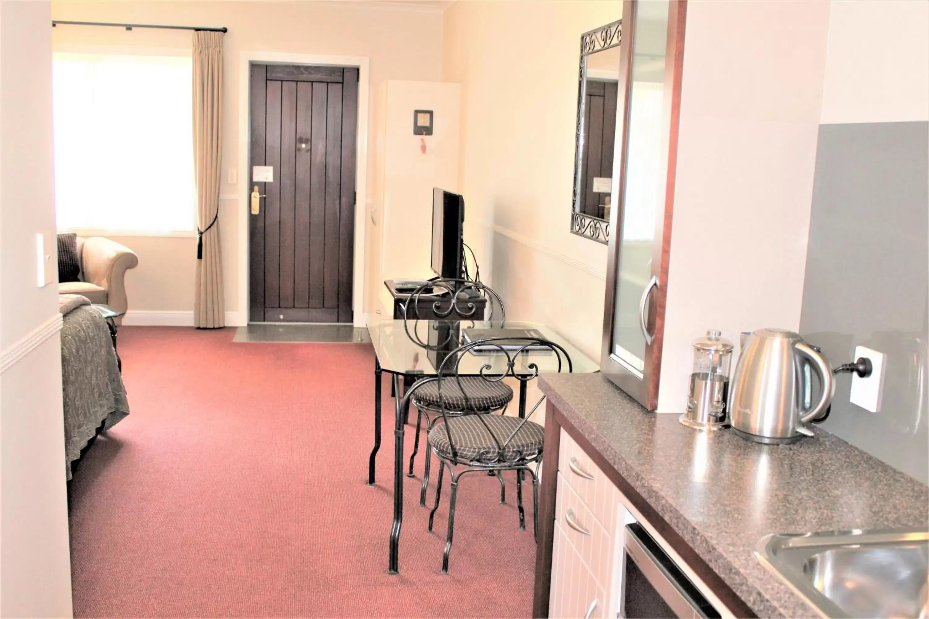 Dining area, Kitchen/Kitchenette in Lodge Bordeaux