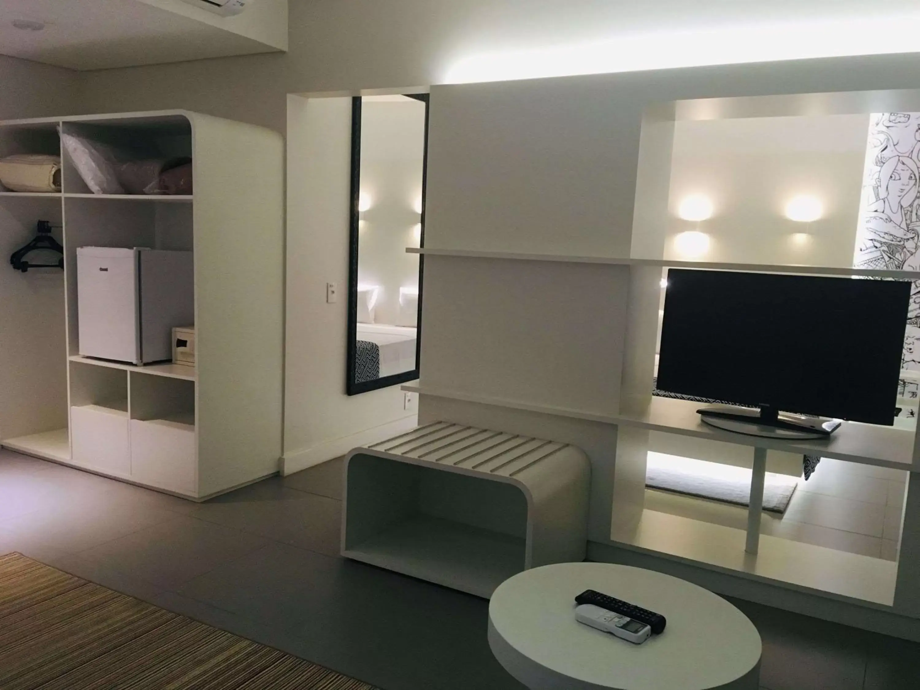 Bedroom, TV/Entertainment Center in ibis Styles Pouso Alegre