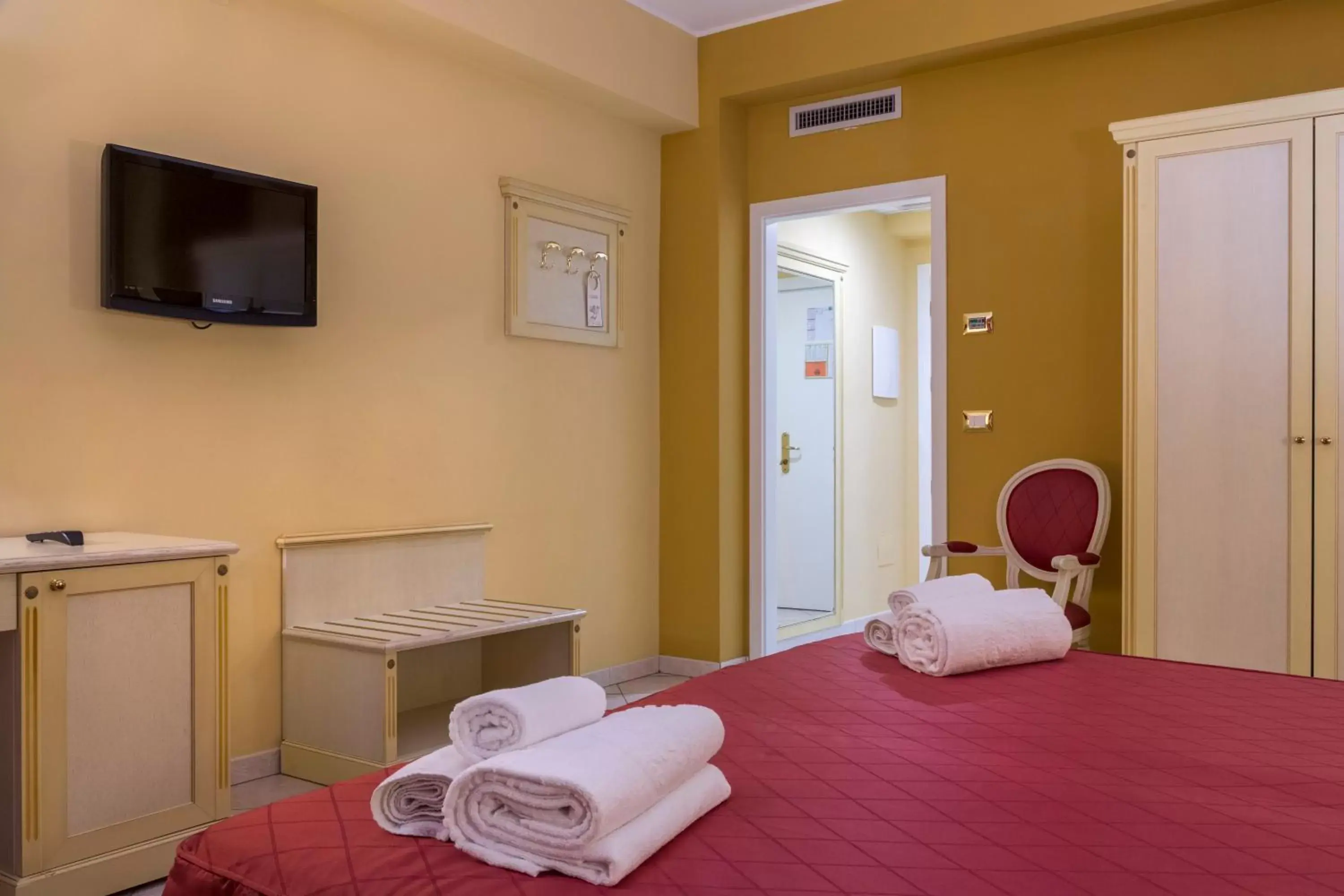 TV and multimedia, Bed in Hotel San Michele