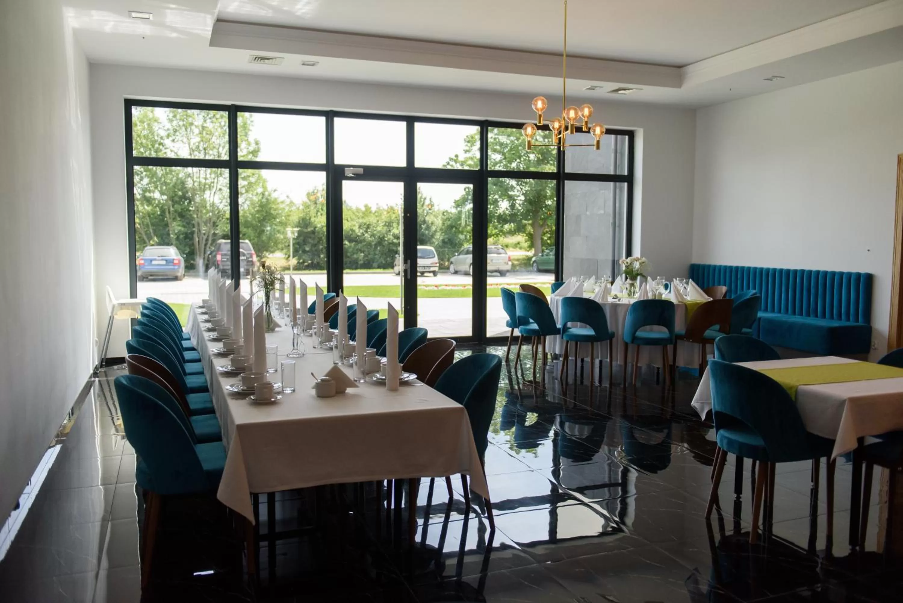 Restaurant/places to eat in HOTEL Art Cafe