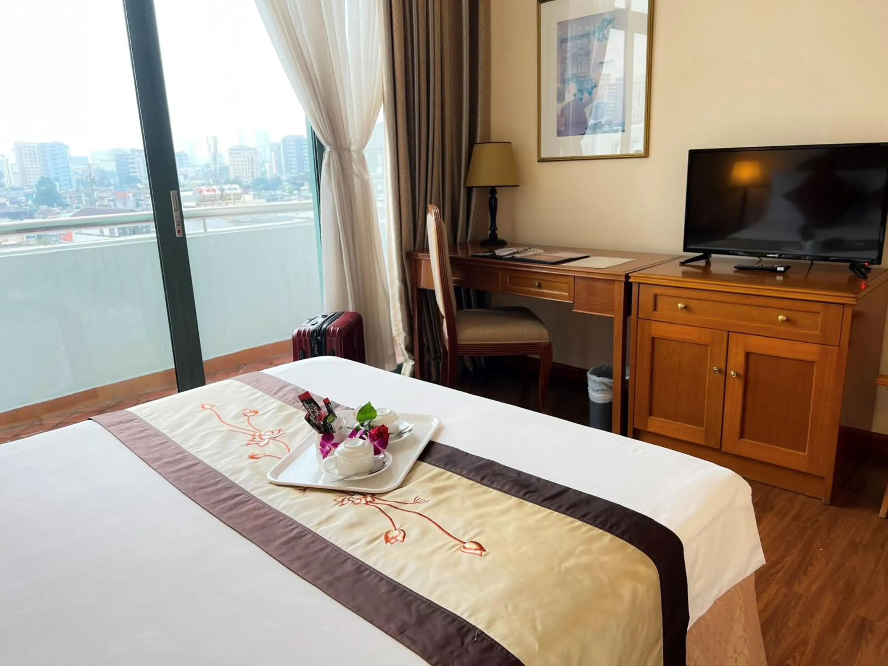 TV and multimedia, Bed in Ramana Saigon Hotel