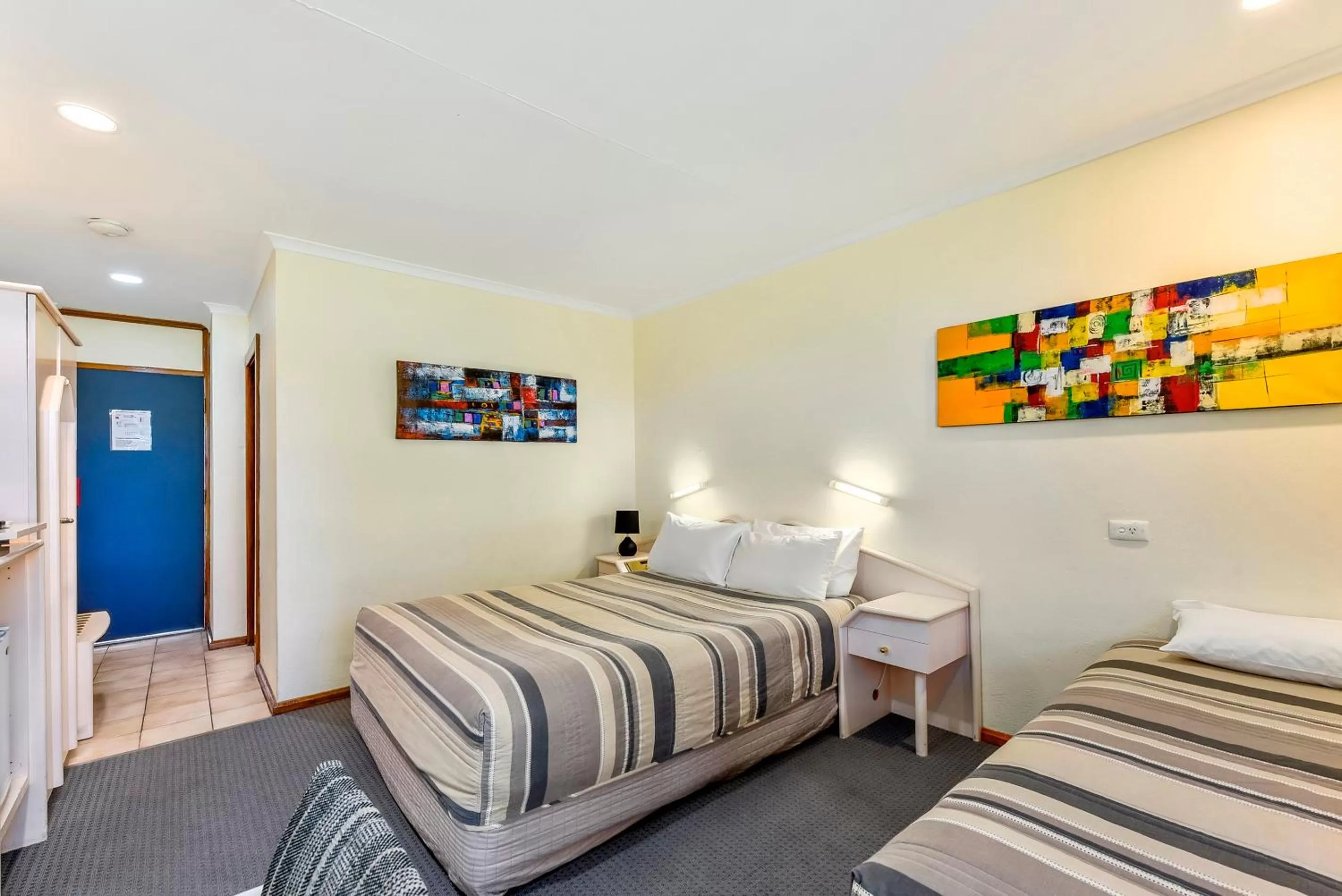 Photo of the whole room, Bed in William Macintosh Motor Lodge