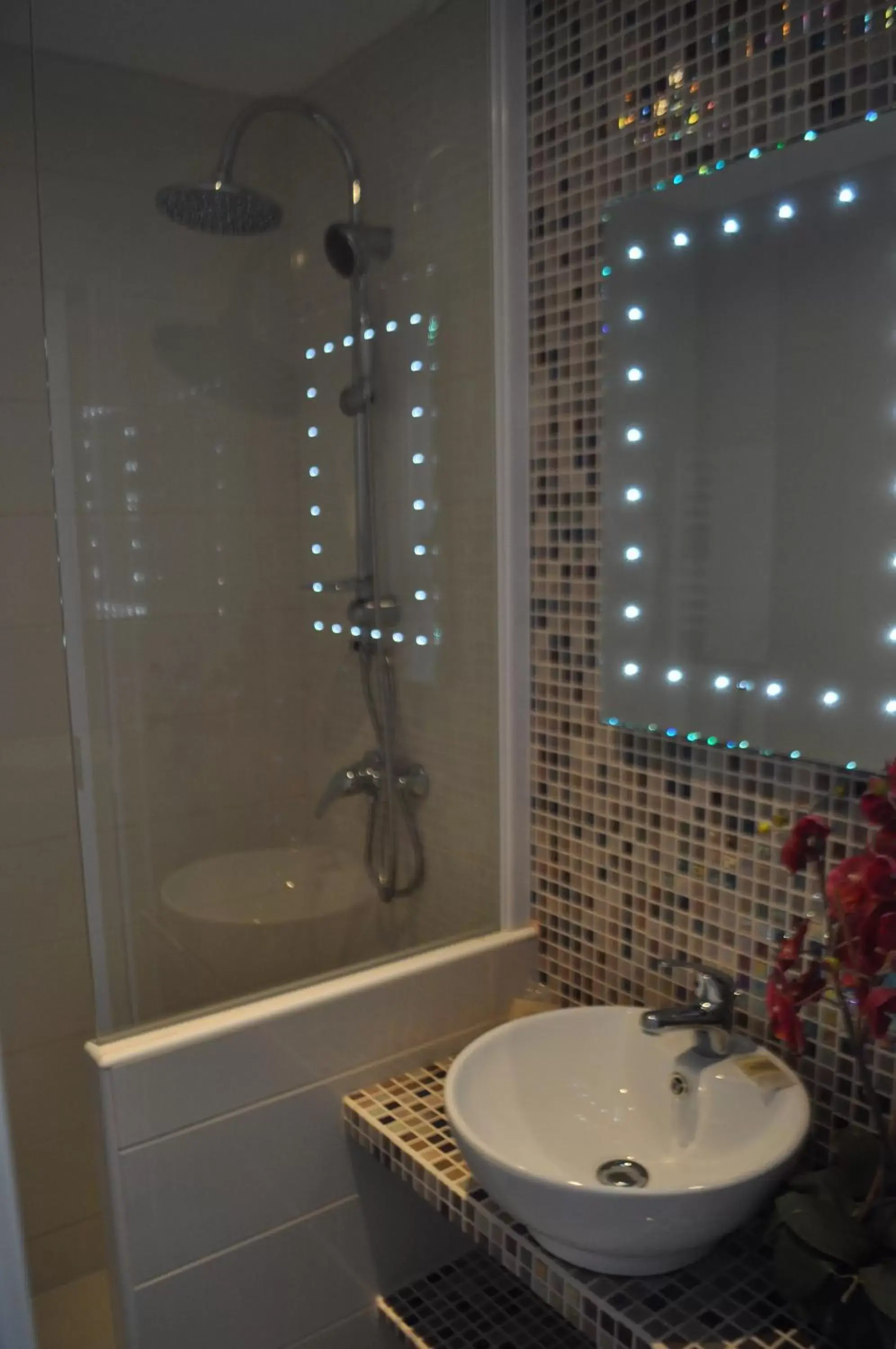 Bathroom in Hôtel Restaurant de l'Ecu