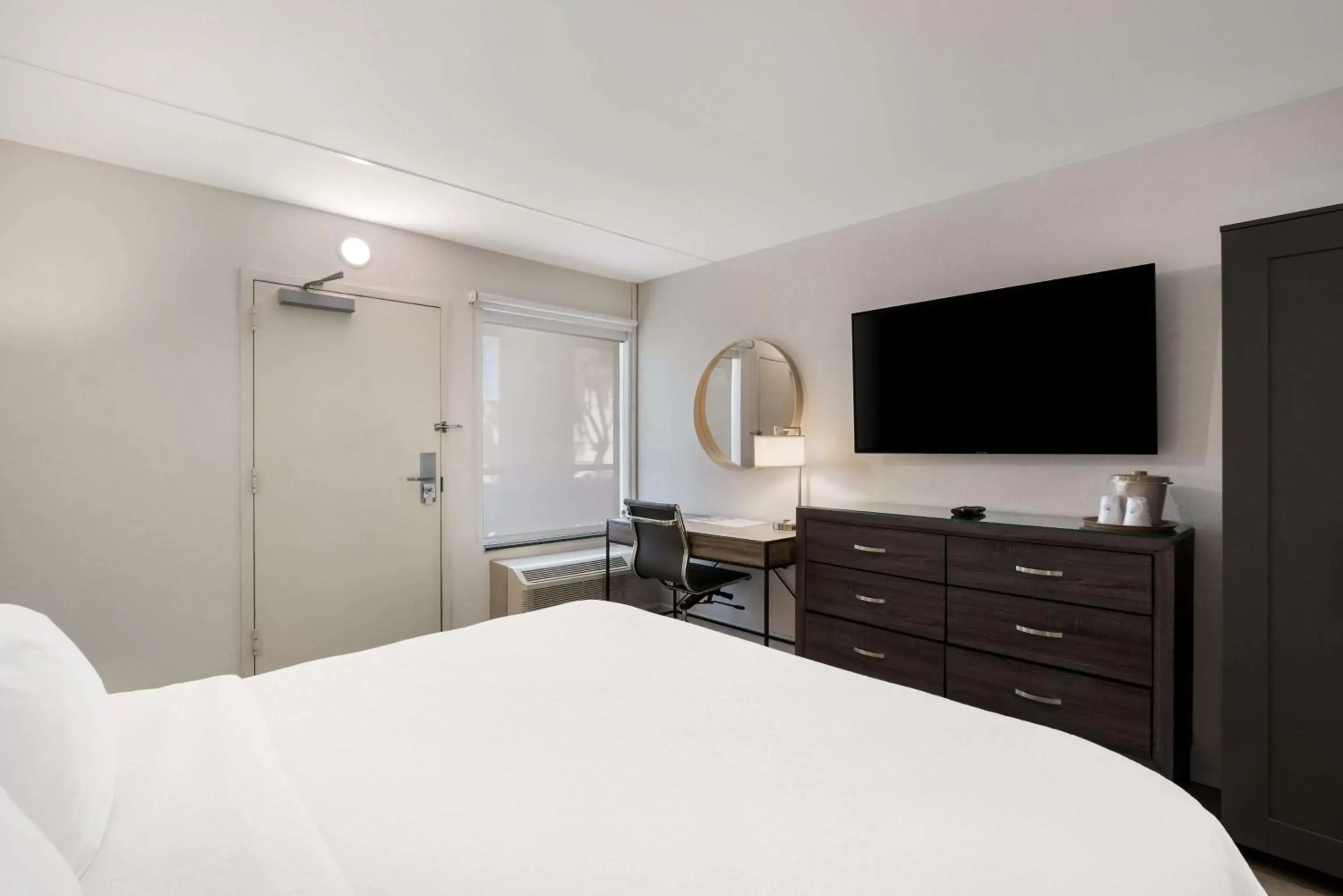 Bedroom, Bed in SureStay Plus Hotel by Best Western Scottsdale North