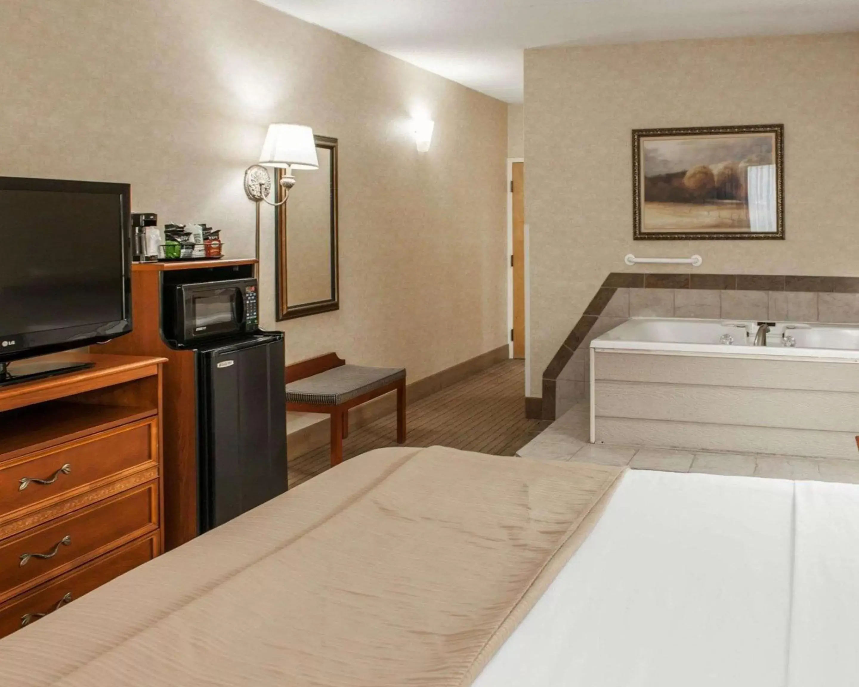Photo of the whole room, Bed in Quality Inn Indianapolis