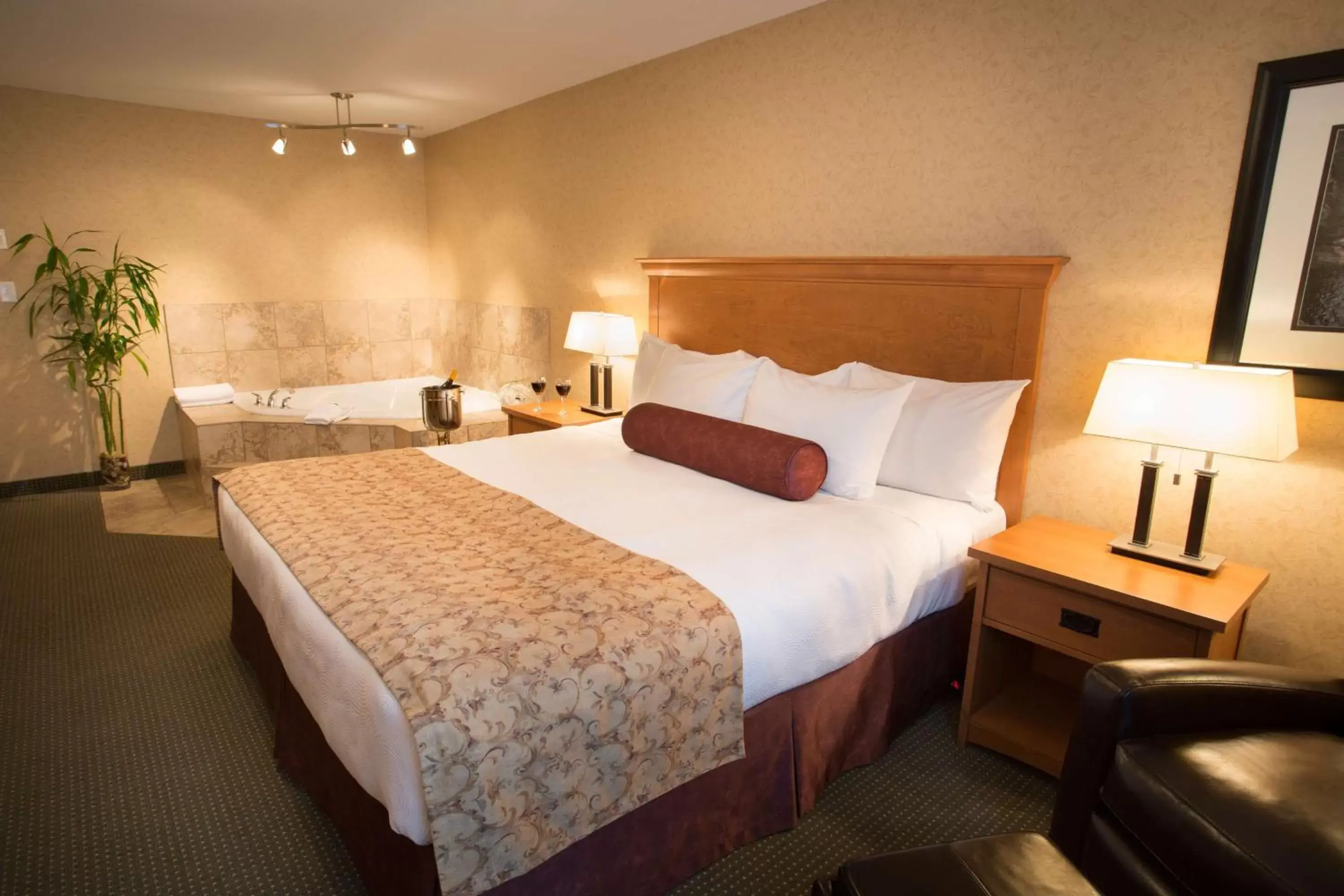 Photo of the whole room, Bed in Best Western Sicamous Inn