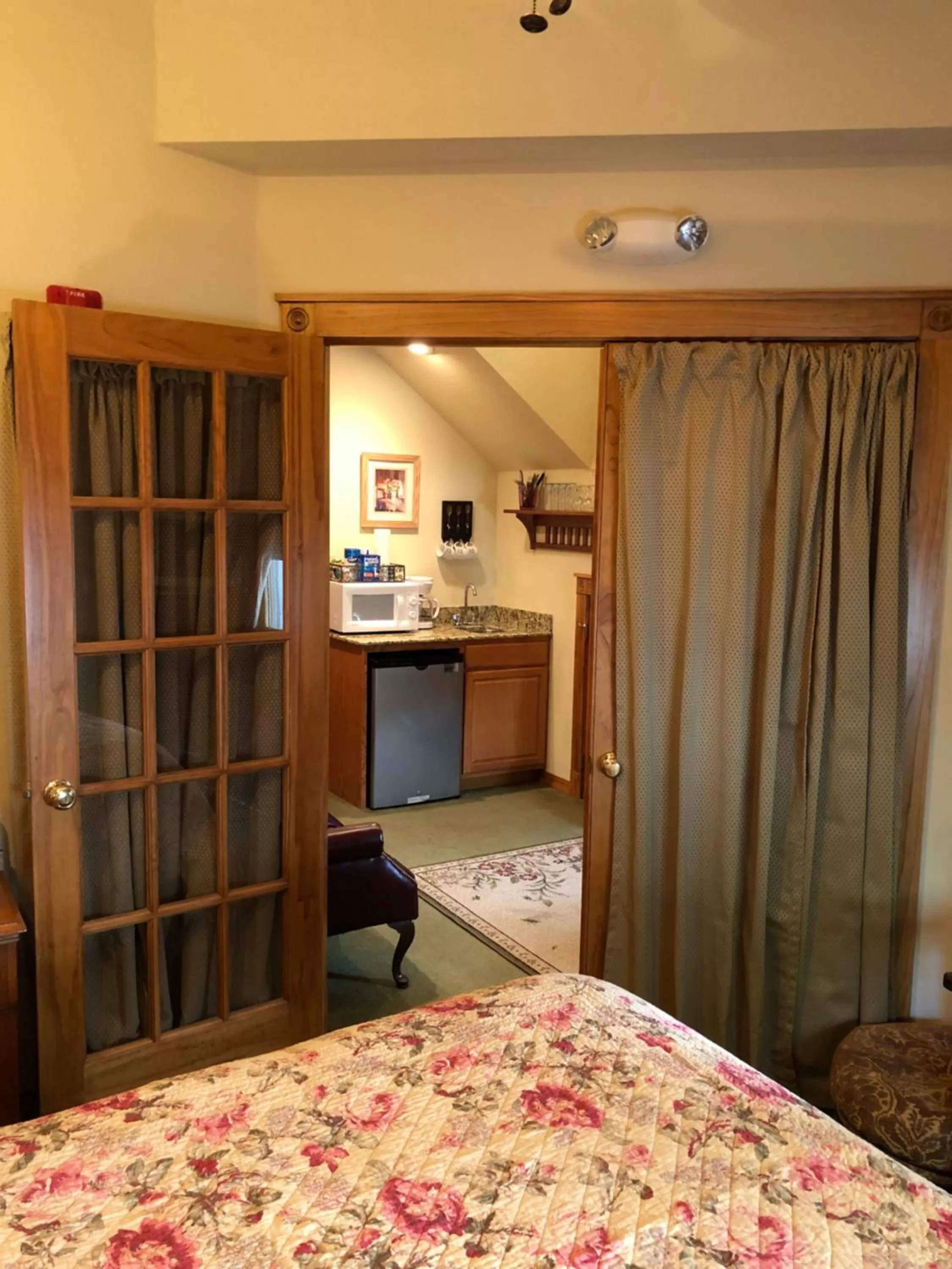 Bed in All Seasons Inn