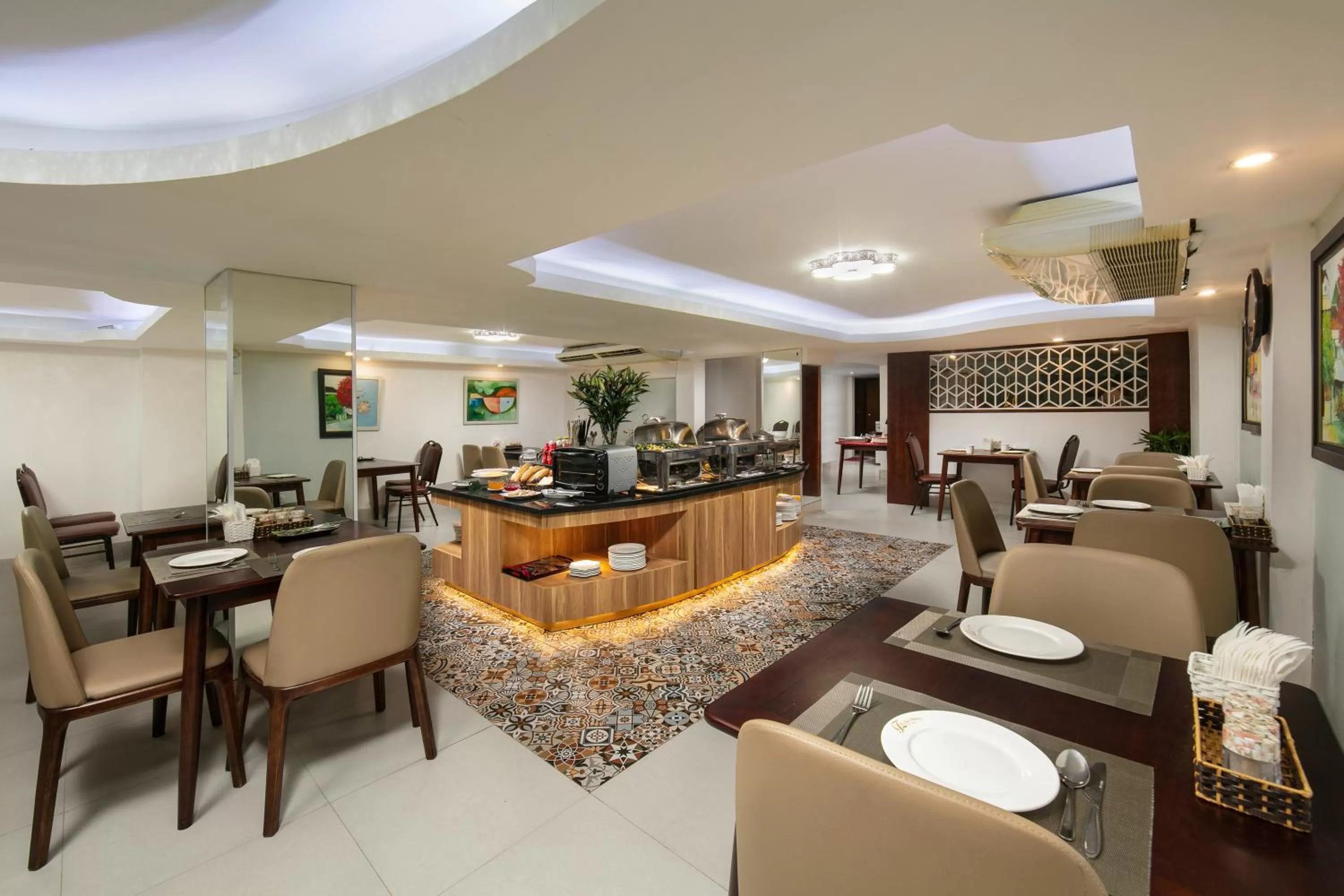 Restaurant/places to eat in Diamond Legend Hotel