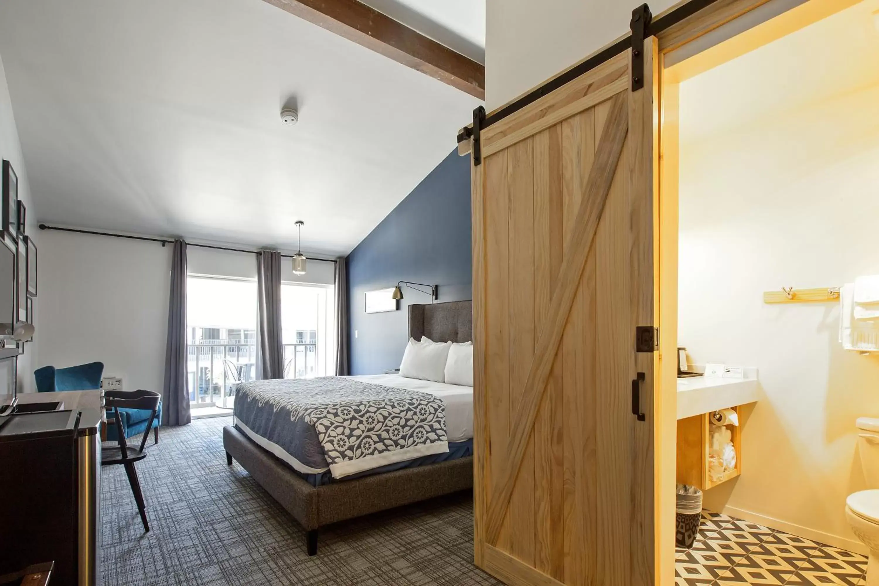 Photo of the whole room, Bed in Sideways Inn Photo of the whole room, Bed in Sideways Inn