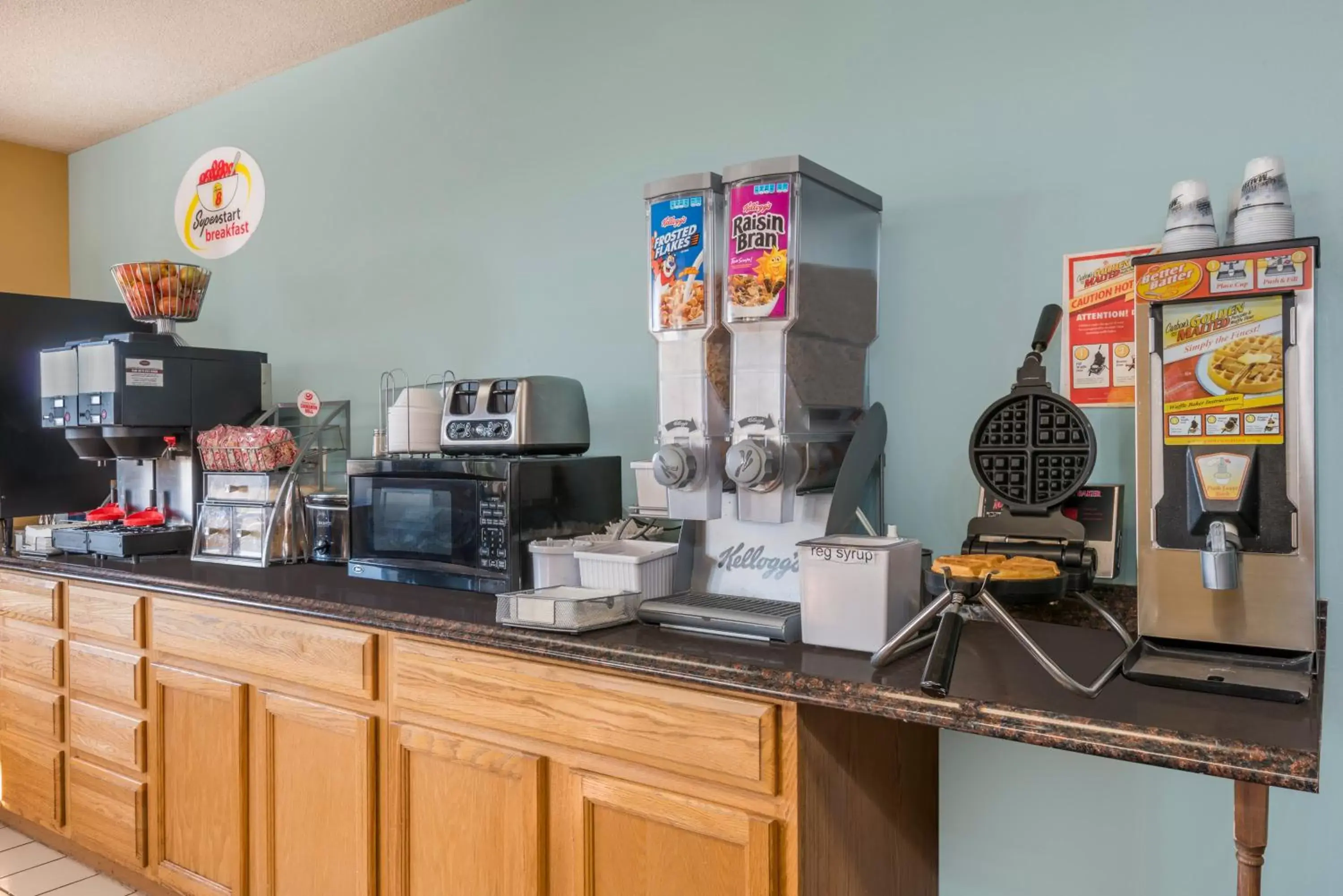 Continental breakfast, Coffee/Tea Facilities in Super 8 by Wyndham Wakeeney