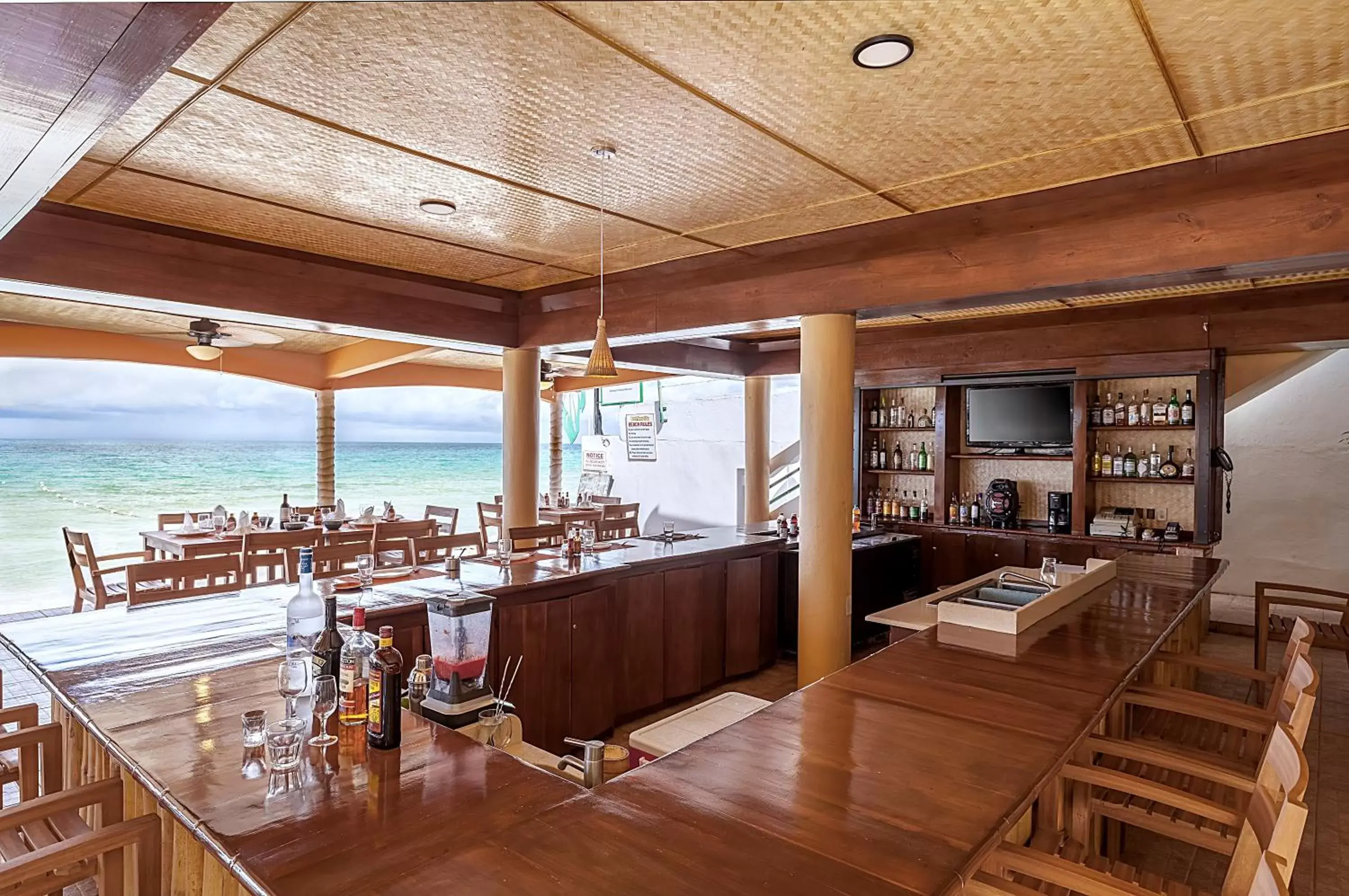 Restaurant/Places to Eat in Beach House Condos, Negril