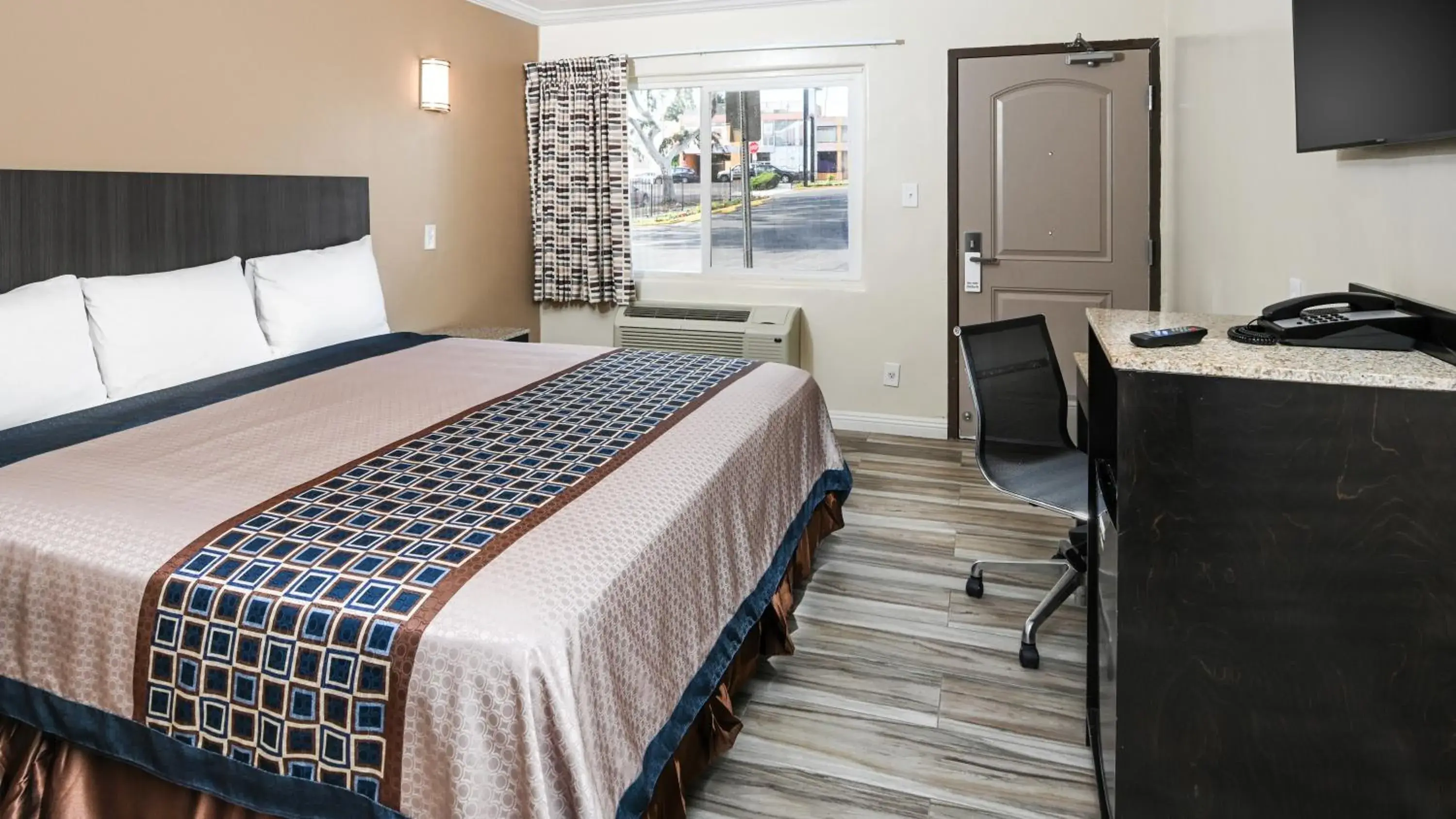 Photo of the whole room, Bed in Sea Rock Inn - Long Beach Photo of the whole room, Bed in Sea Rock Inn - Long Beach