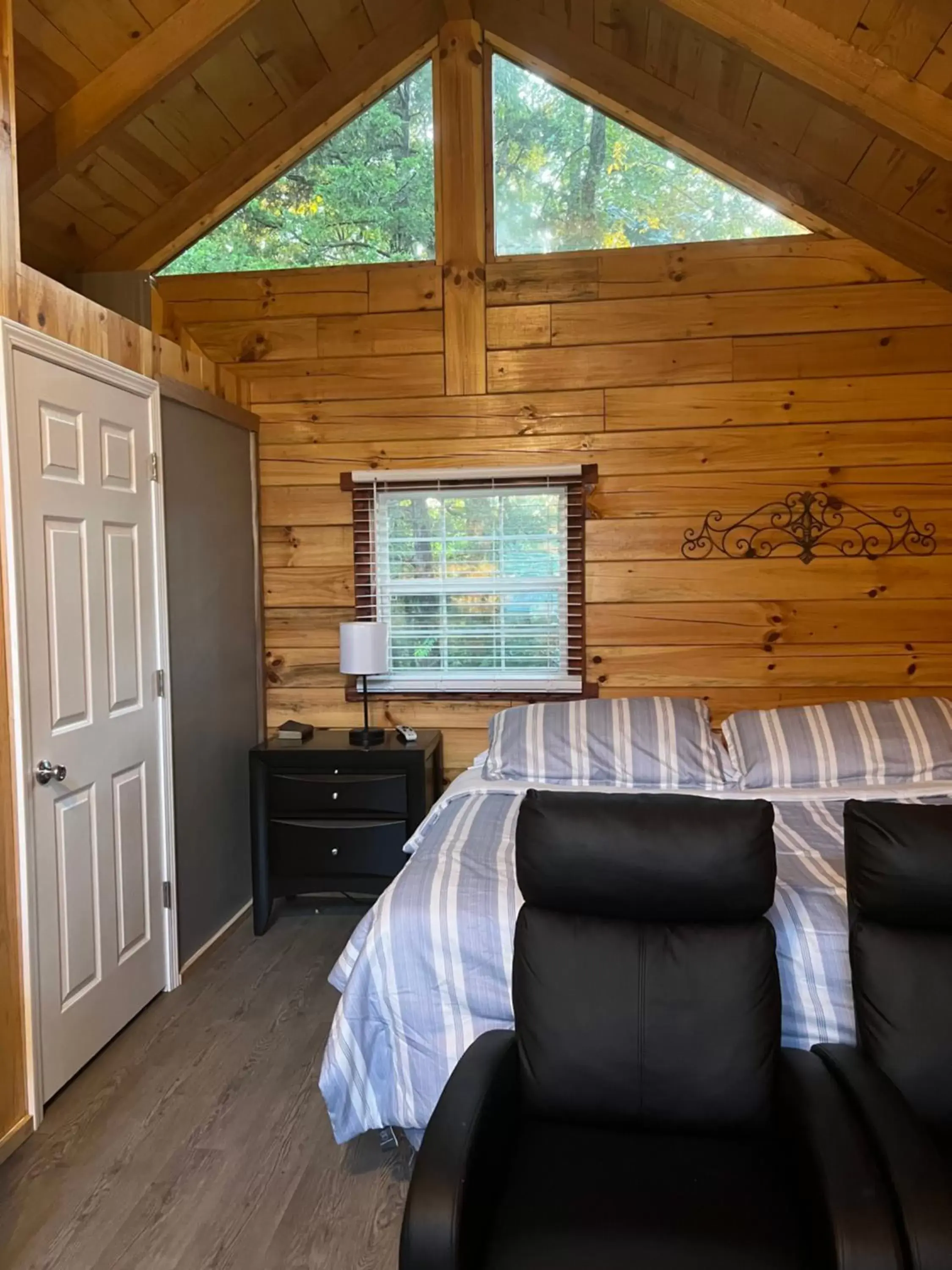 Bedroom, Seating Area in Kozy Haven Log Cabin Rentals