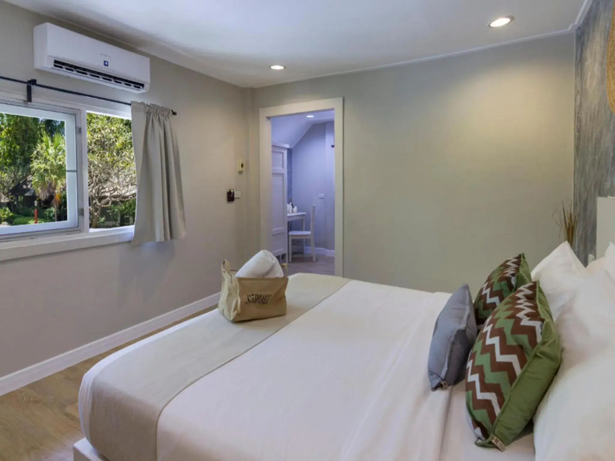 Shower, Bed in Let's Hyde Pattaya Resort & Villas - Pool Cabanas