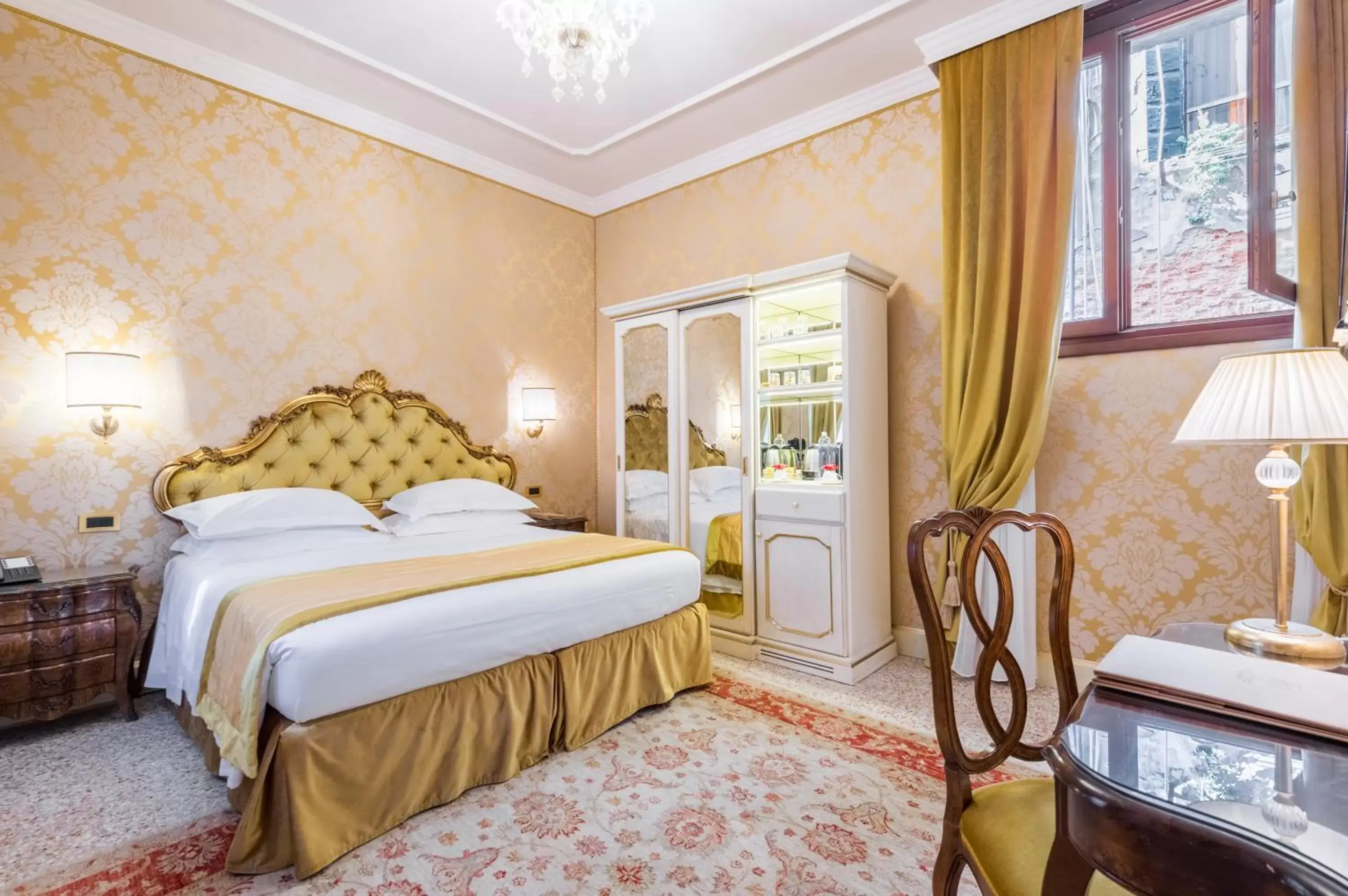 Bed in Hotel Ai Reali - Small Luxury Hotels of the World