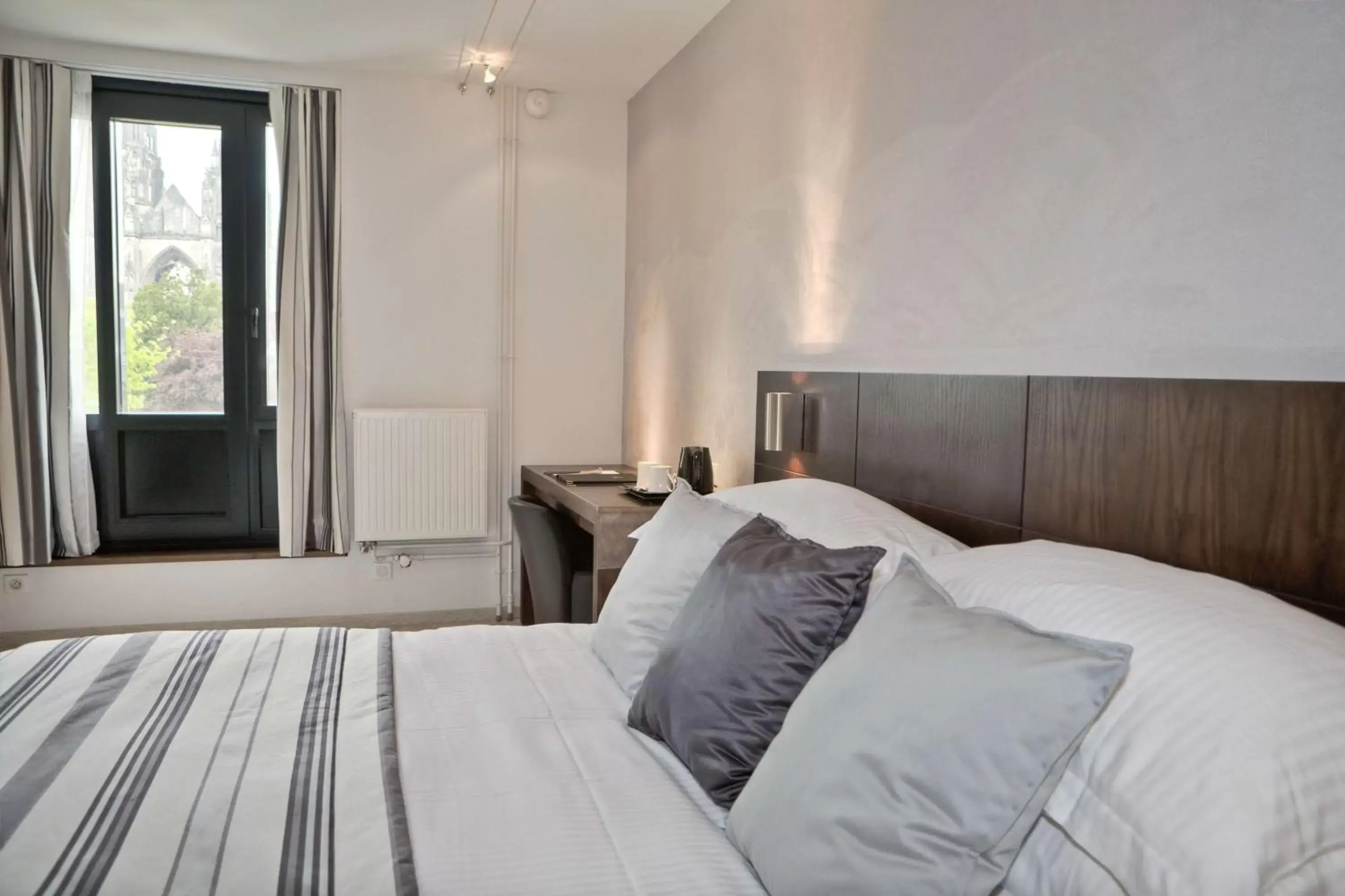 Photo of the whole room, Bed in Best Western Plus Hotel des Francs Photo of the whole room, Bed in Best Western Plus Hotel des Francs