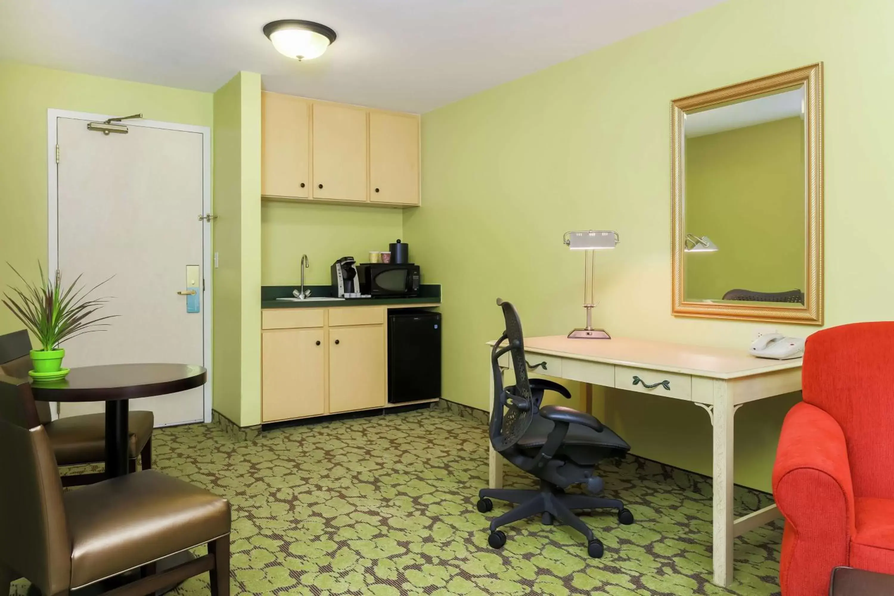 Bedroom, Kitchen/Kitchenette in Hilton Garden Inn Tallahassee