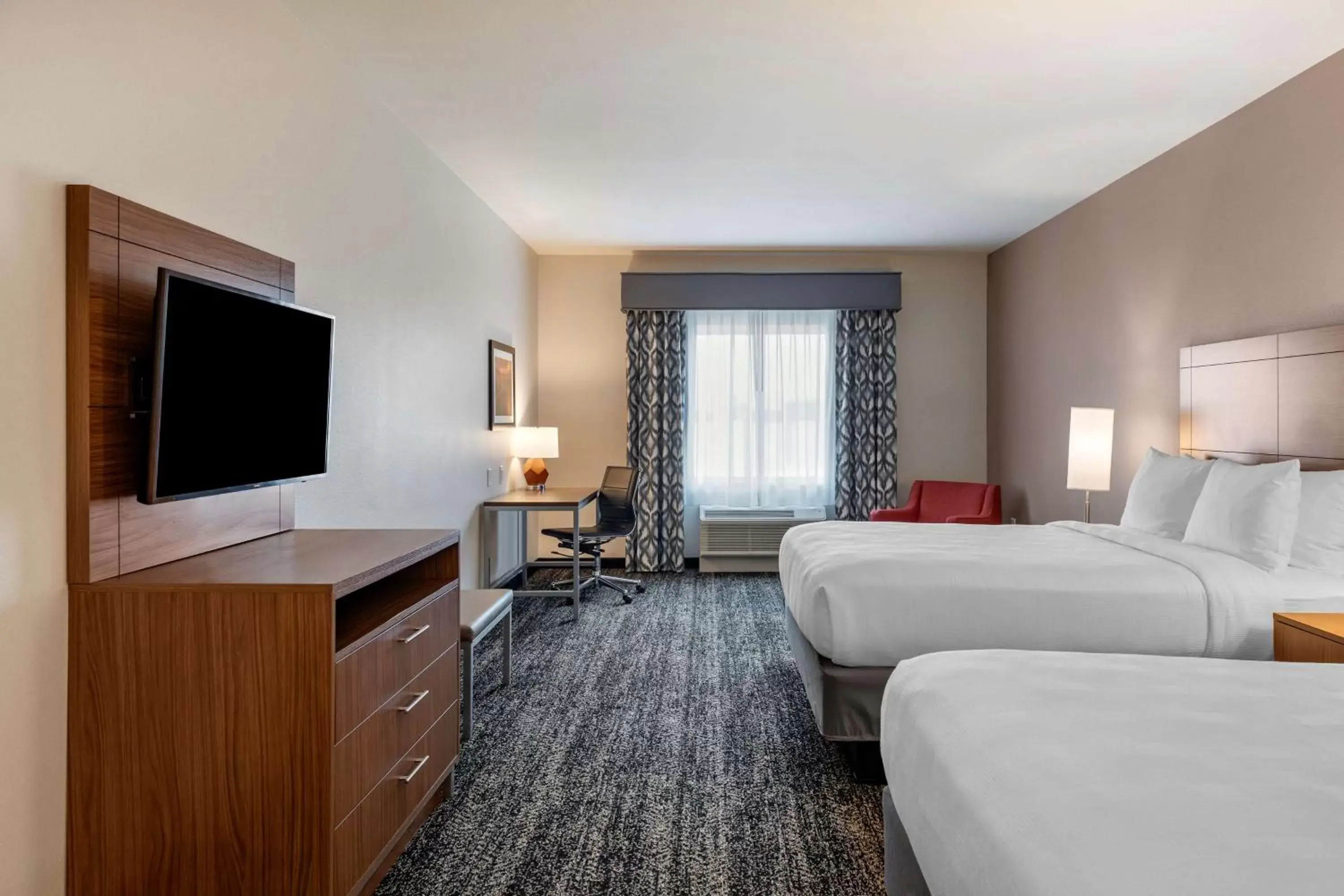 Bedroom, TV/Entertainment Center in Best Western Plus Desert View Inn & Suites