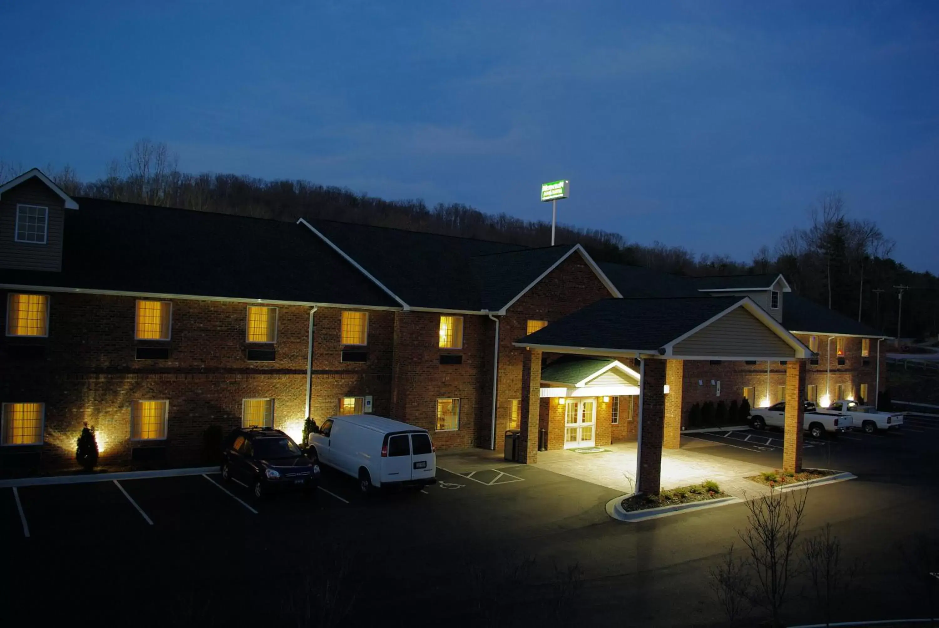 Facade/entrance, Property Building in Mountain Inn & Suites Airport - Hendersonville