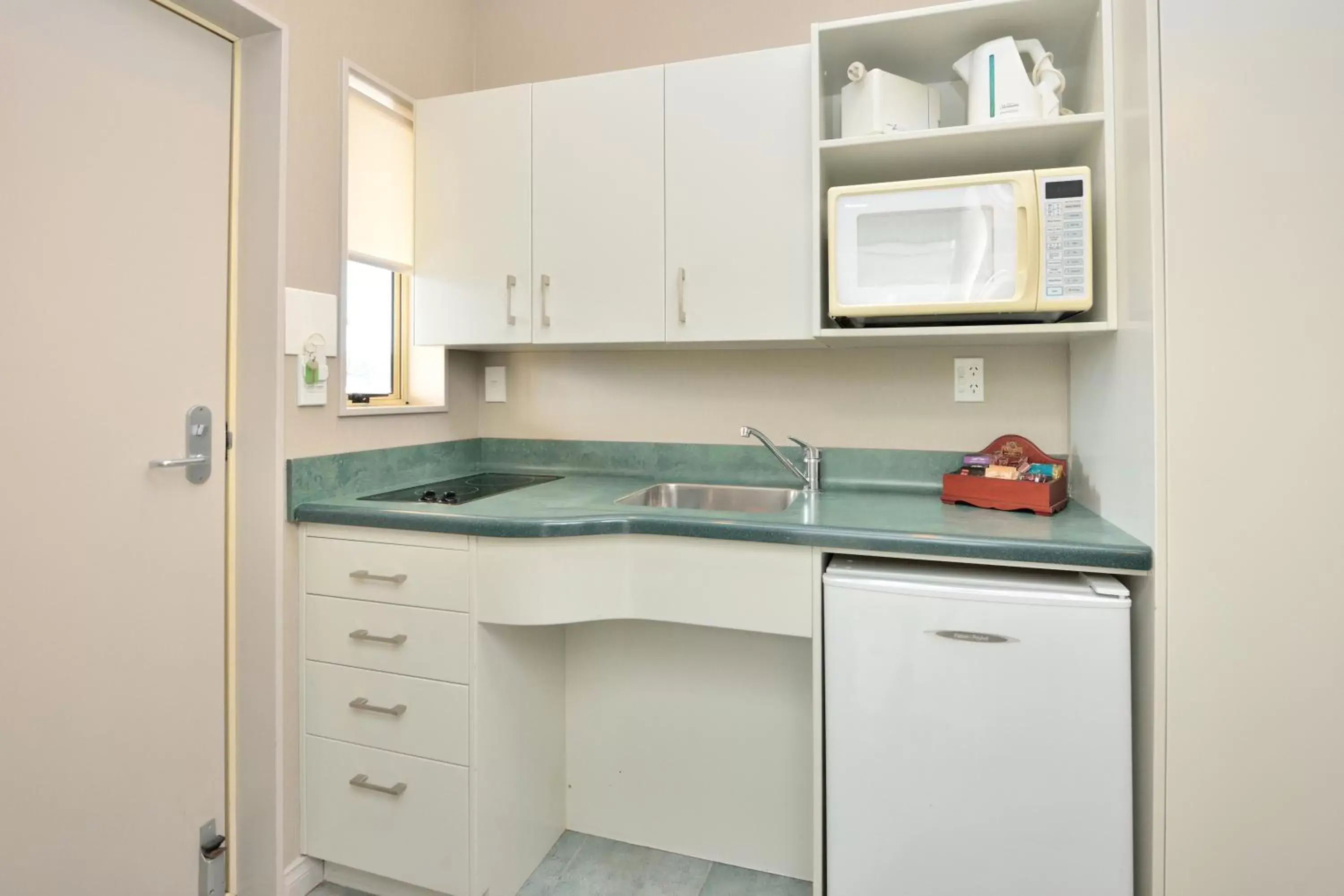 Kitchen or kitchenette in Shoreline Motel Kitchen or kitchenette in Shoreline Motel