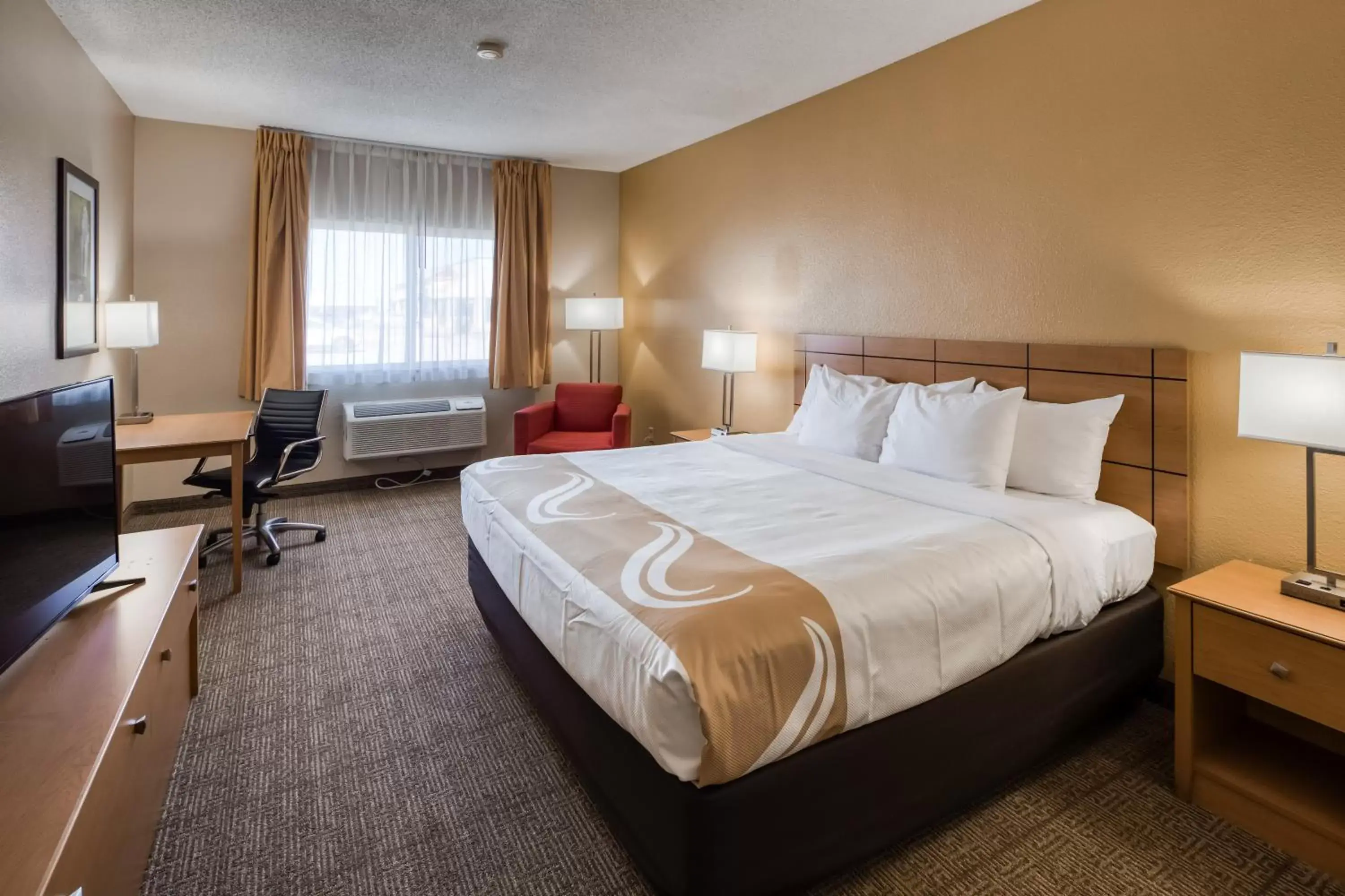 Photo of the whole room, Bed in Quality Inn & Suites Springfield Southwest near I-72