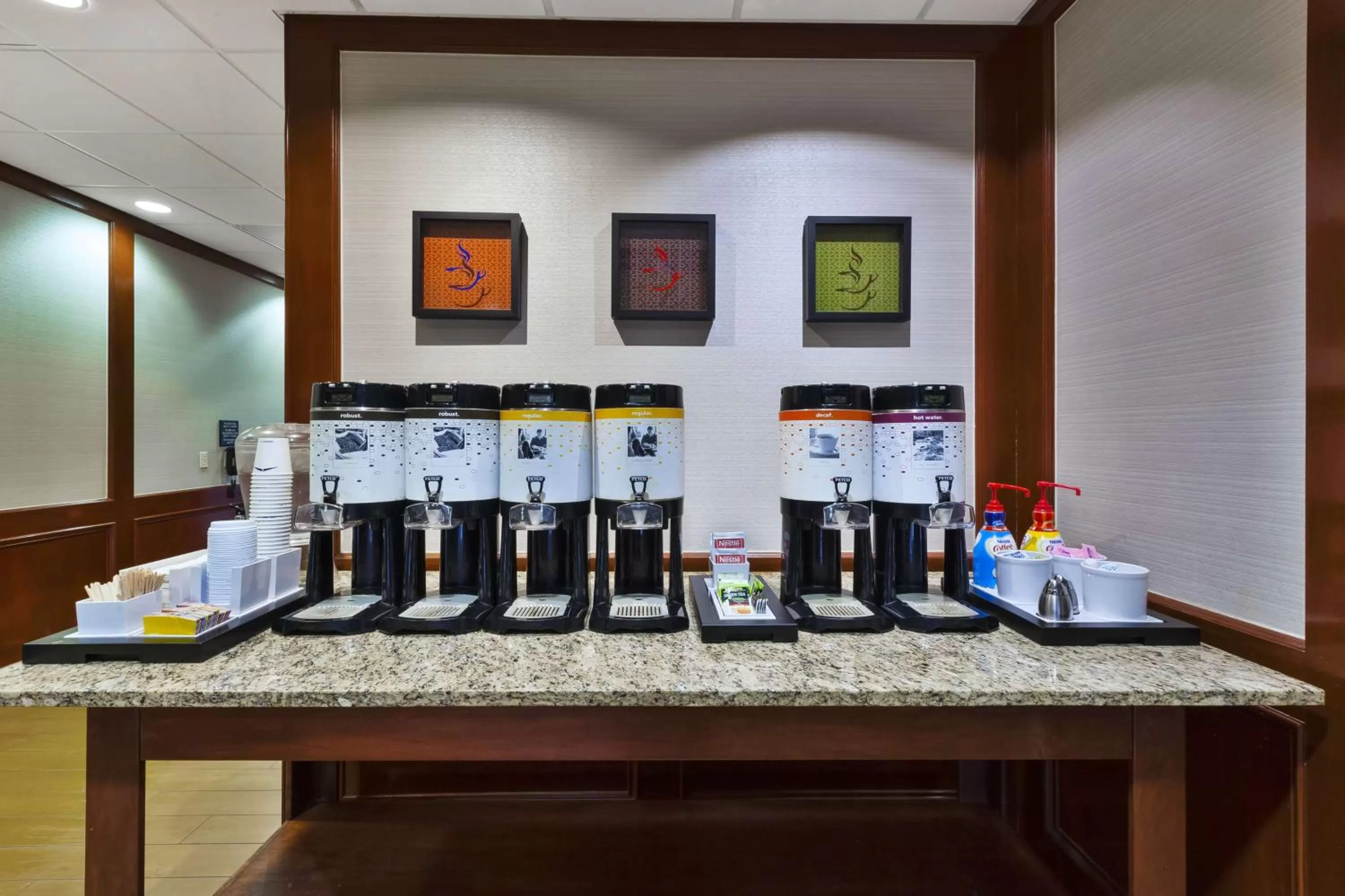 Dining area in Hampton Inn Detroit/Southgate