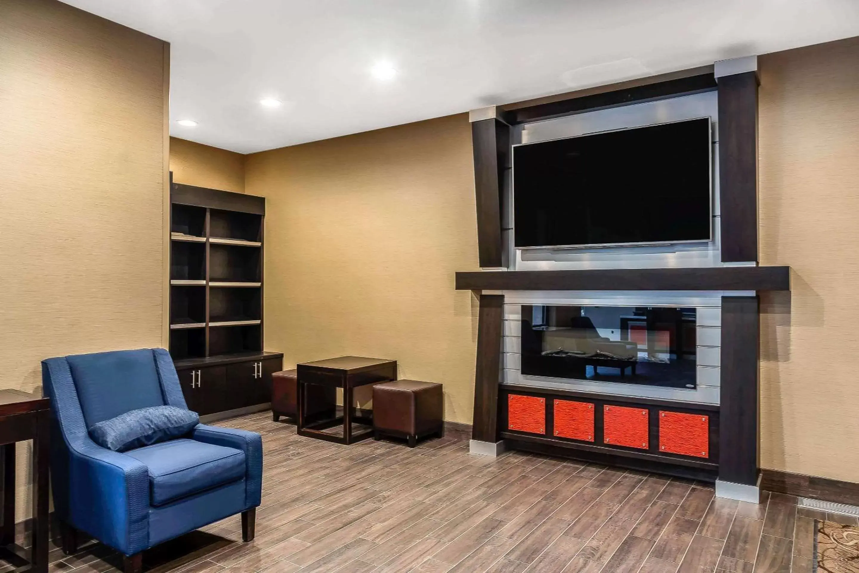 Lobby or reception, TV/Entertainment Center in Comfort Suites San Jose Airport