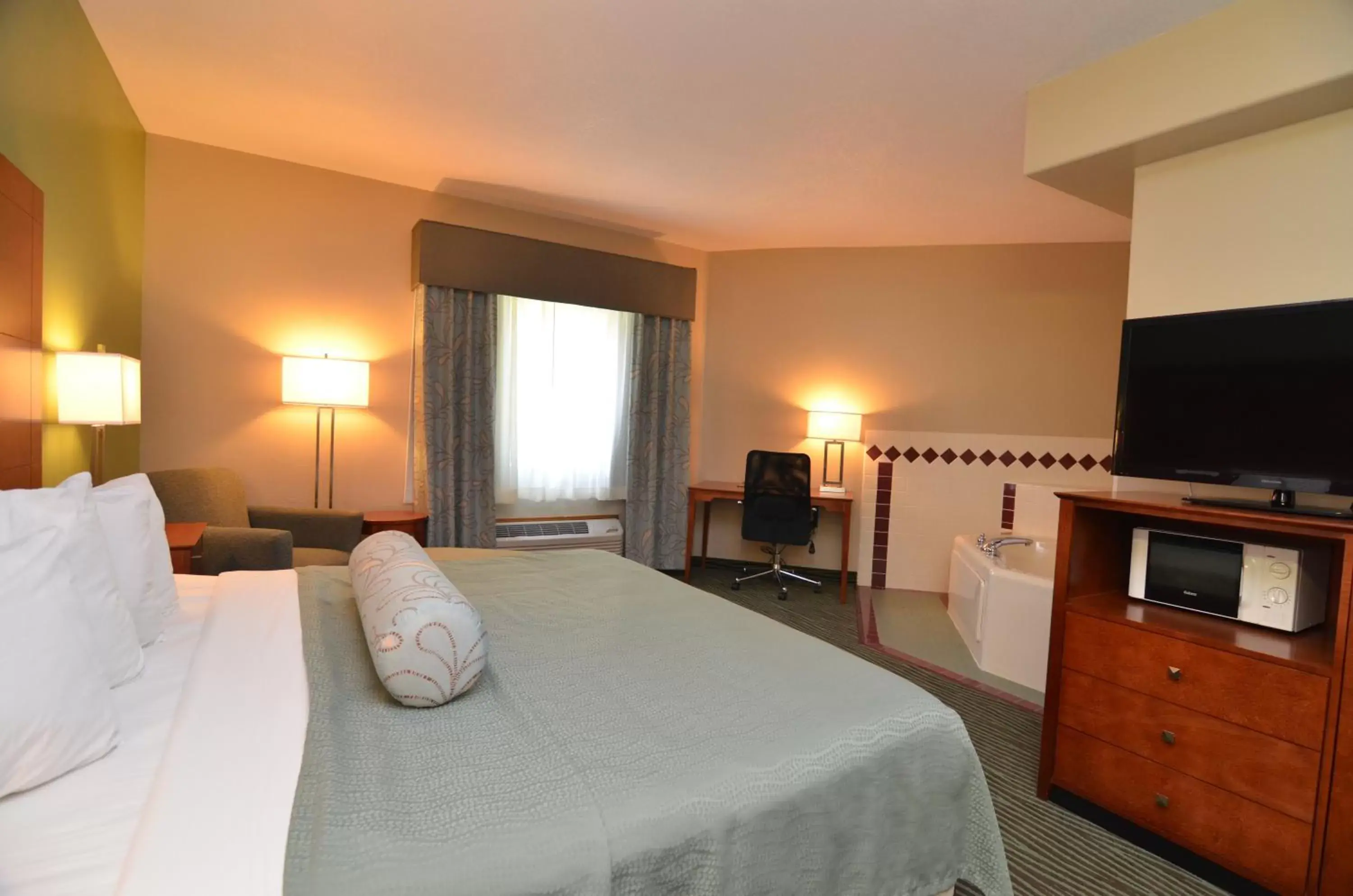 Bedroom, Bed in AmericInn by Wyndham Des Moines Airport