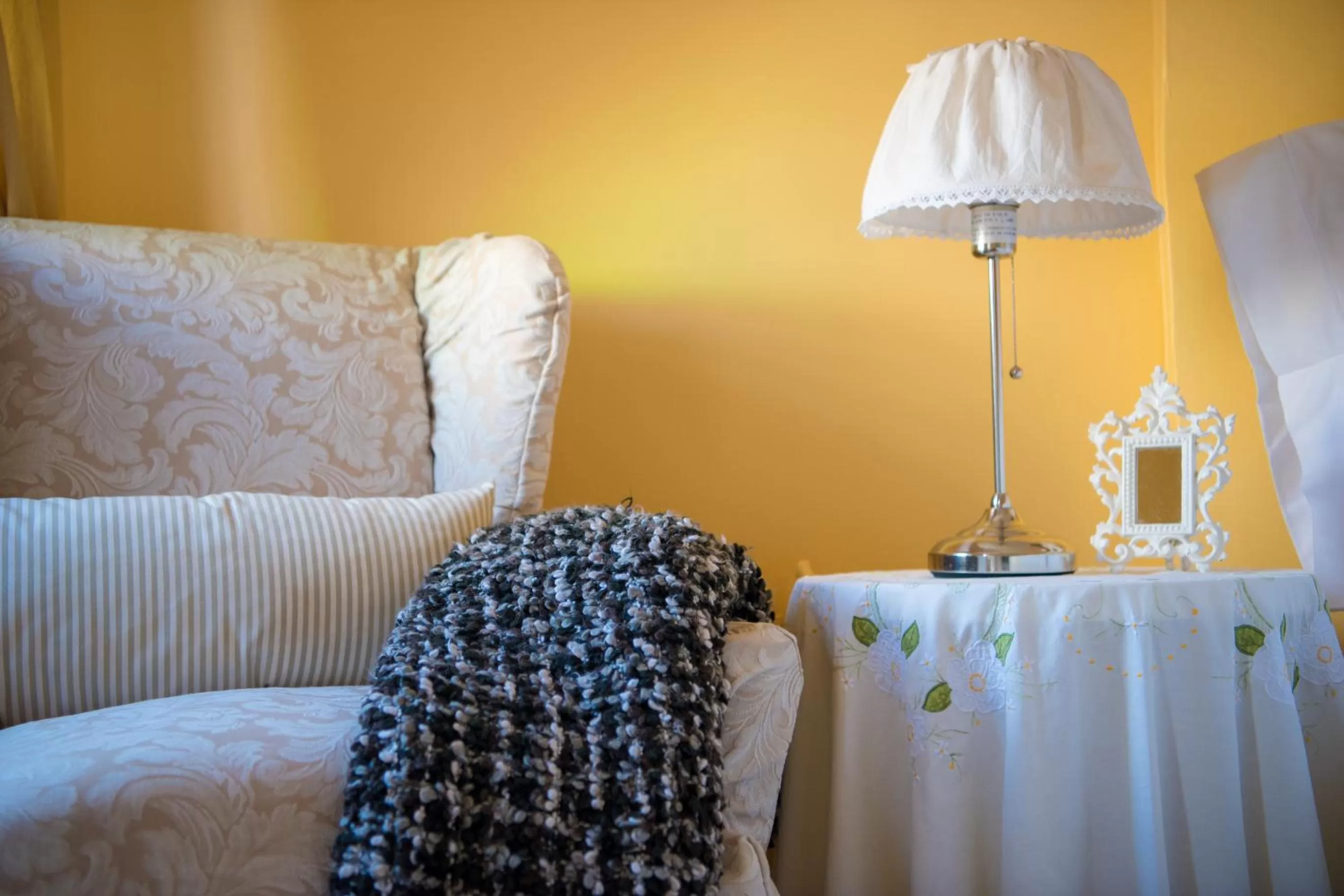 Seating area, Bed in Harlem Grand
