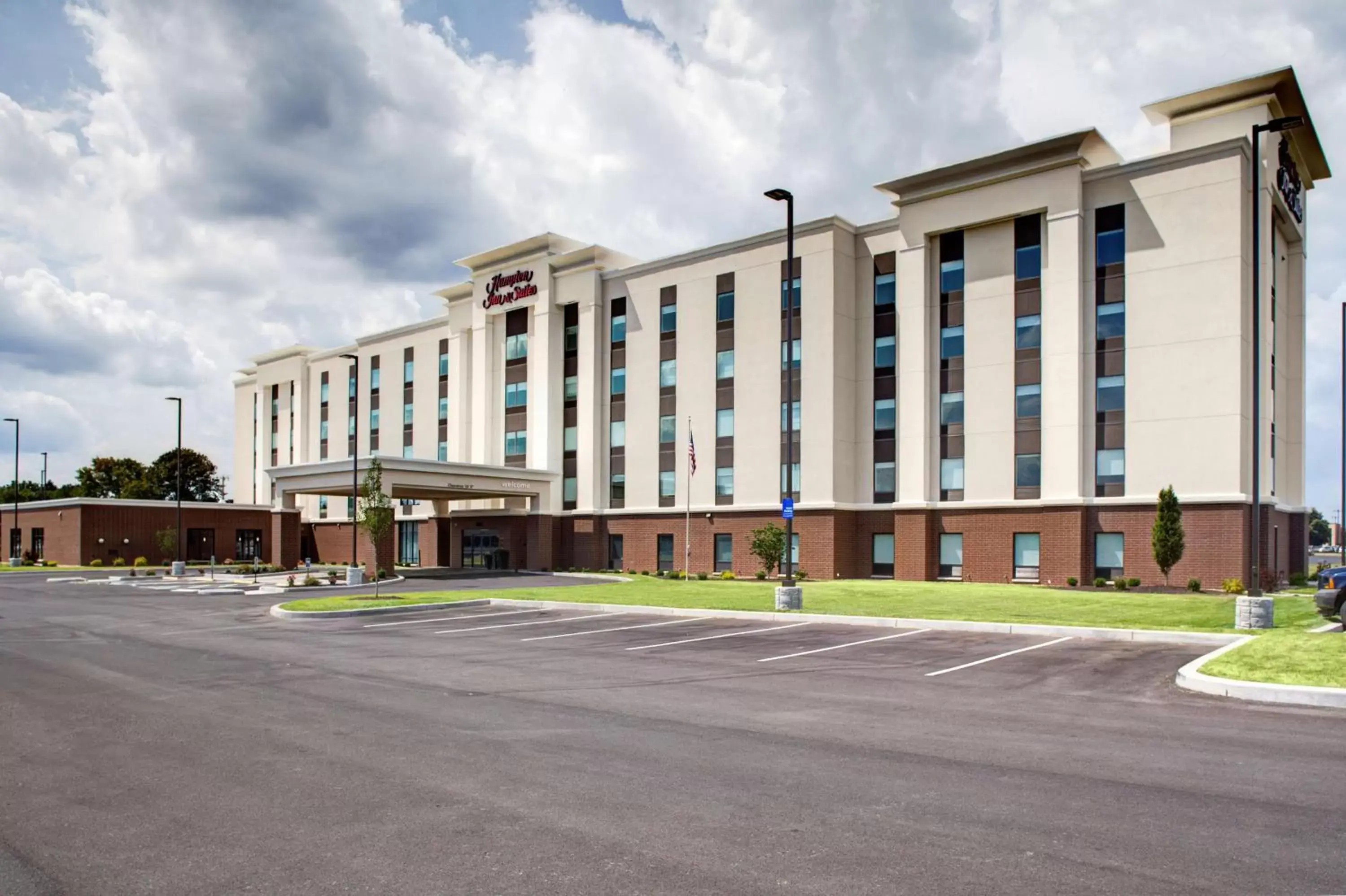 Property building in Hampton Inn & Suites Syracuse North Airport Area Property building in Hampton Inn & Suites Syracuse North Airport Area