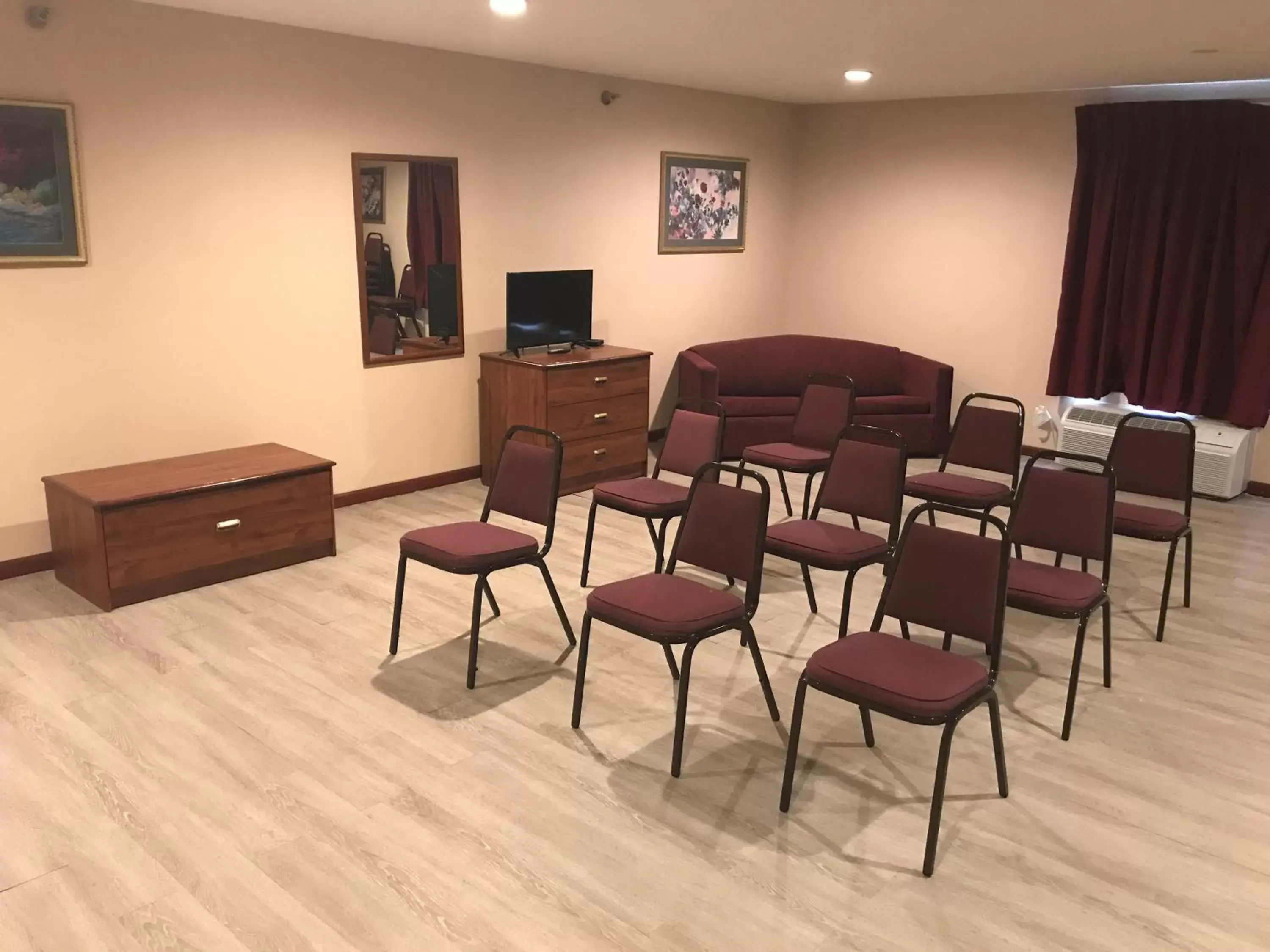 Meeting/conference room in Days Inn by Wyndham Hillsboro